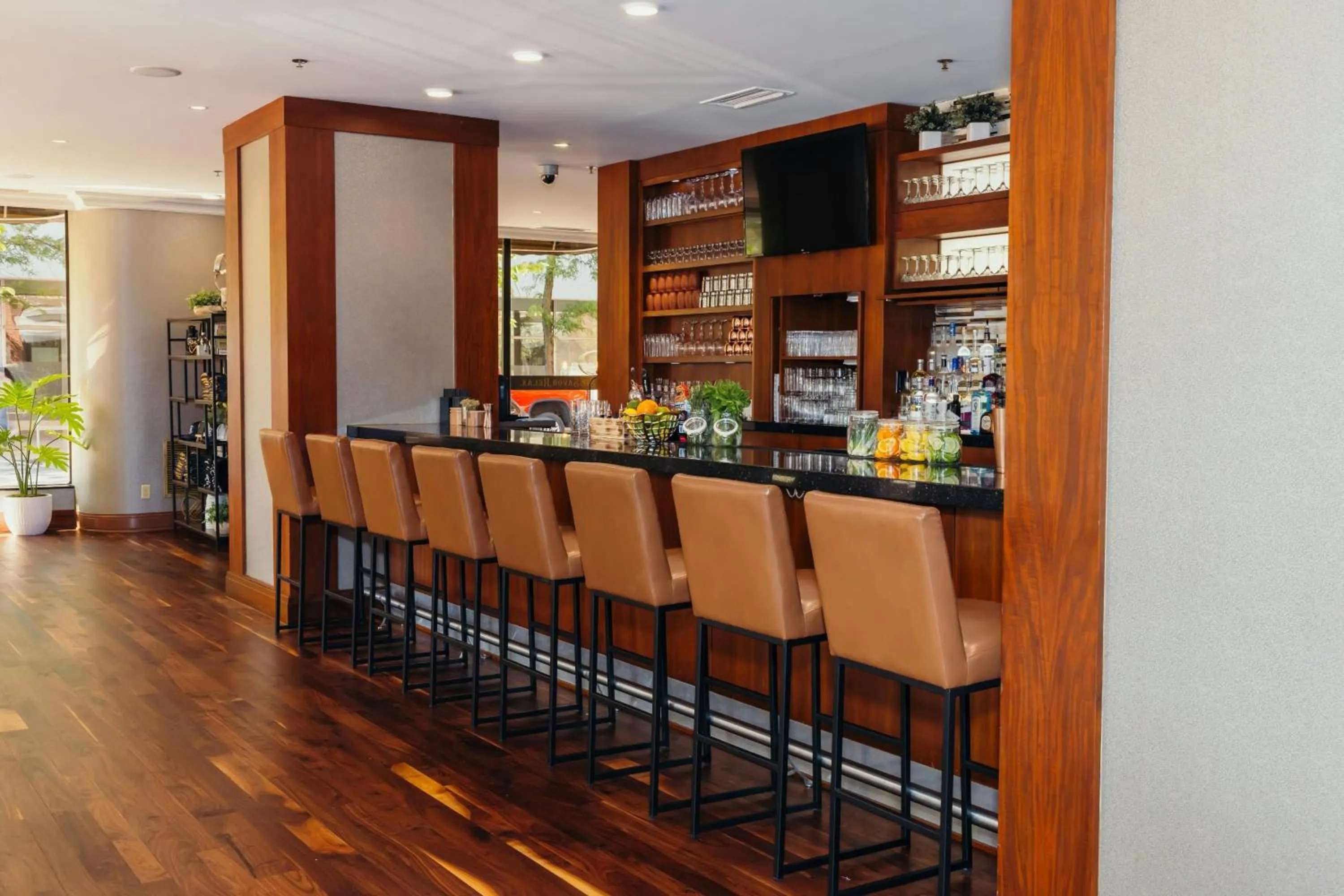 Lounge or bar in Renaissance Des Moines Savery Hotel