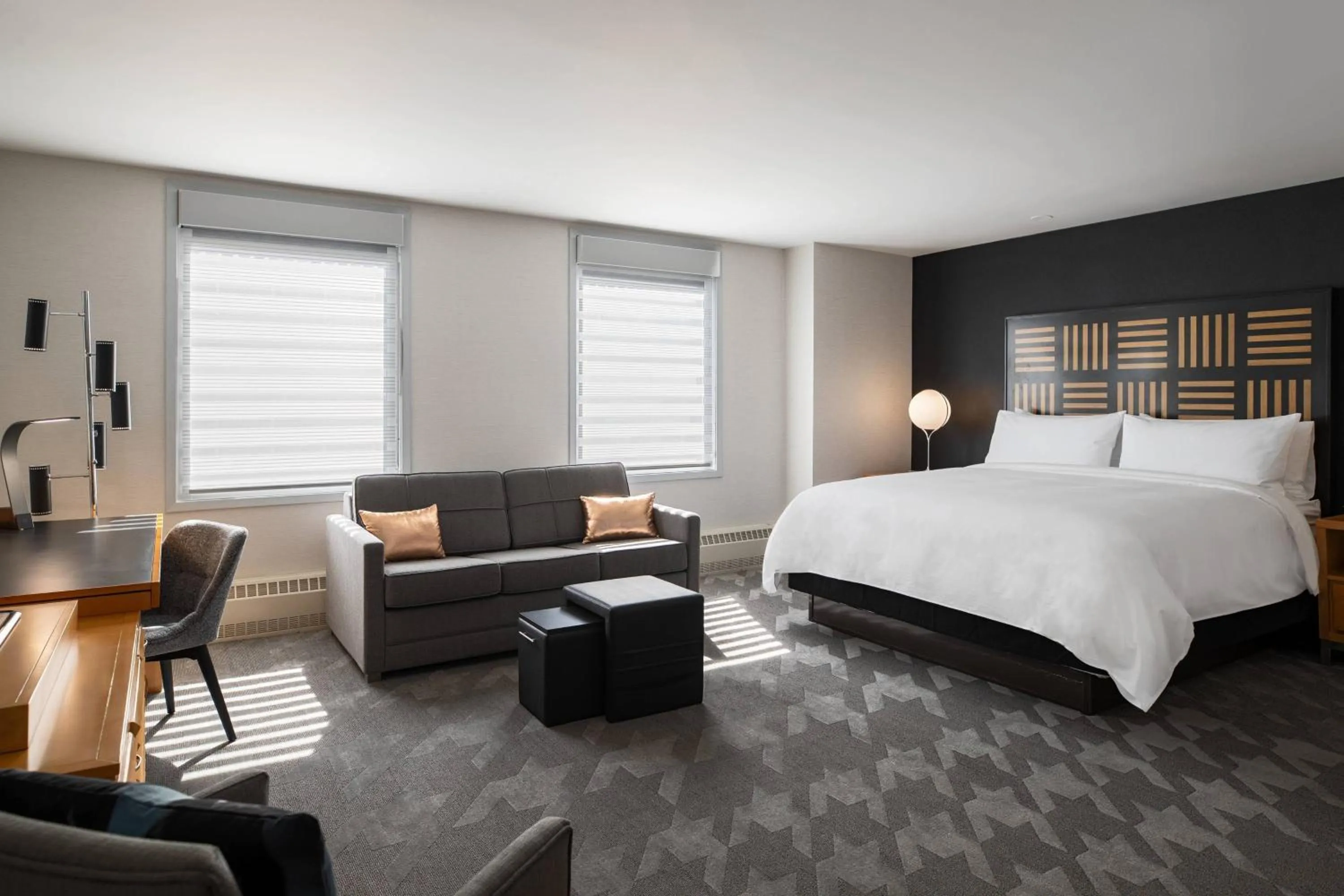 Photo of the whole room, Bed in Renaissance Des Moines Savery Hotel