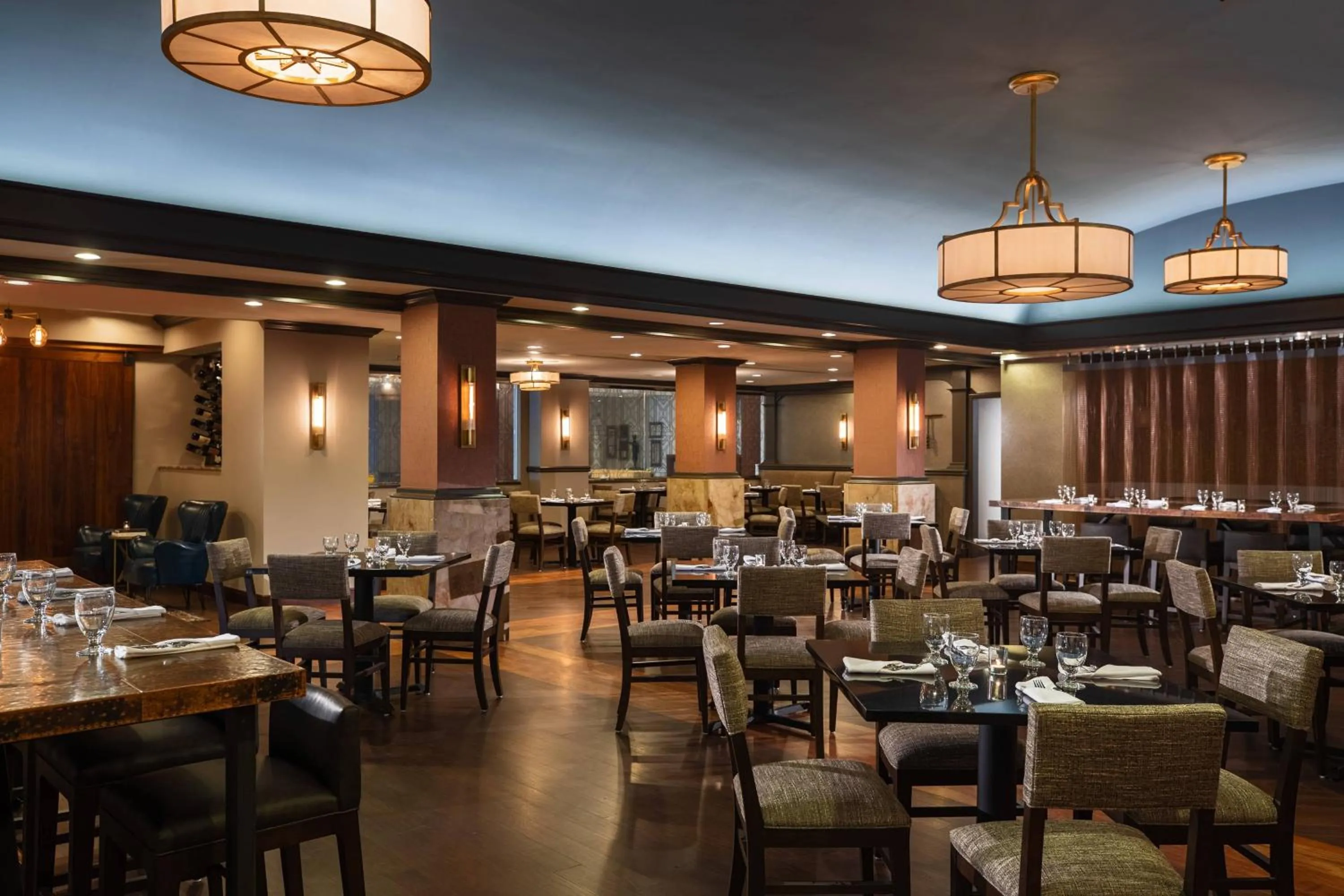 Restaurant/places to eat in Renaissance Des Moines Savery Hotel
