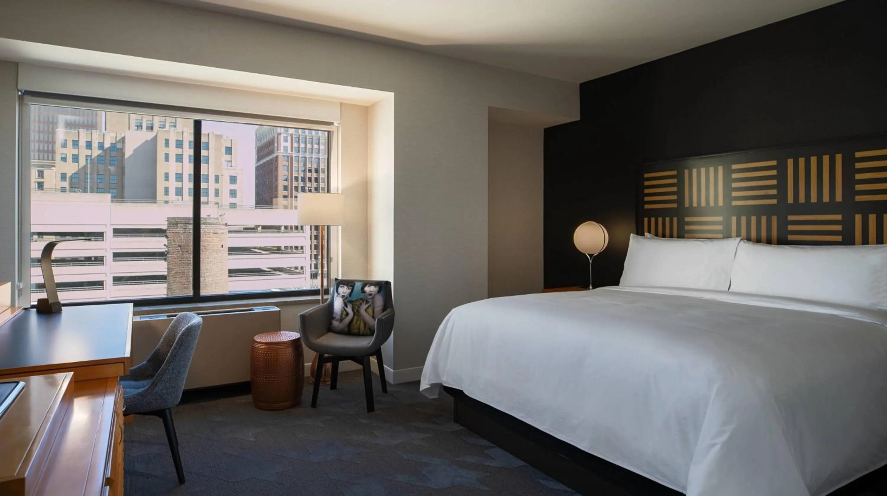 Bed in Renaissance Des Moines Savery Hotel