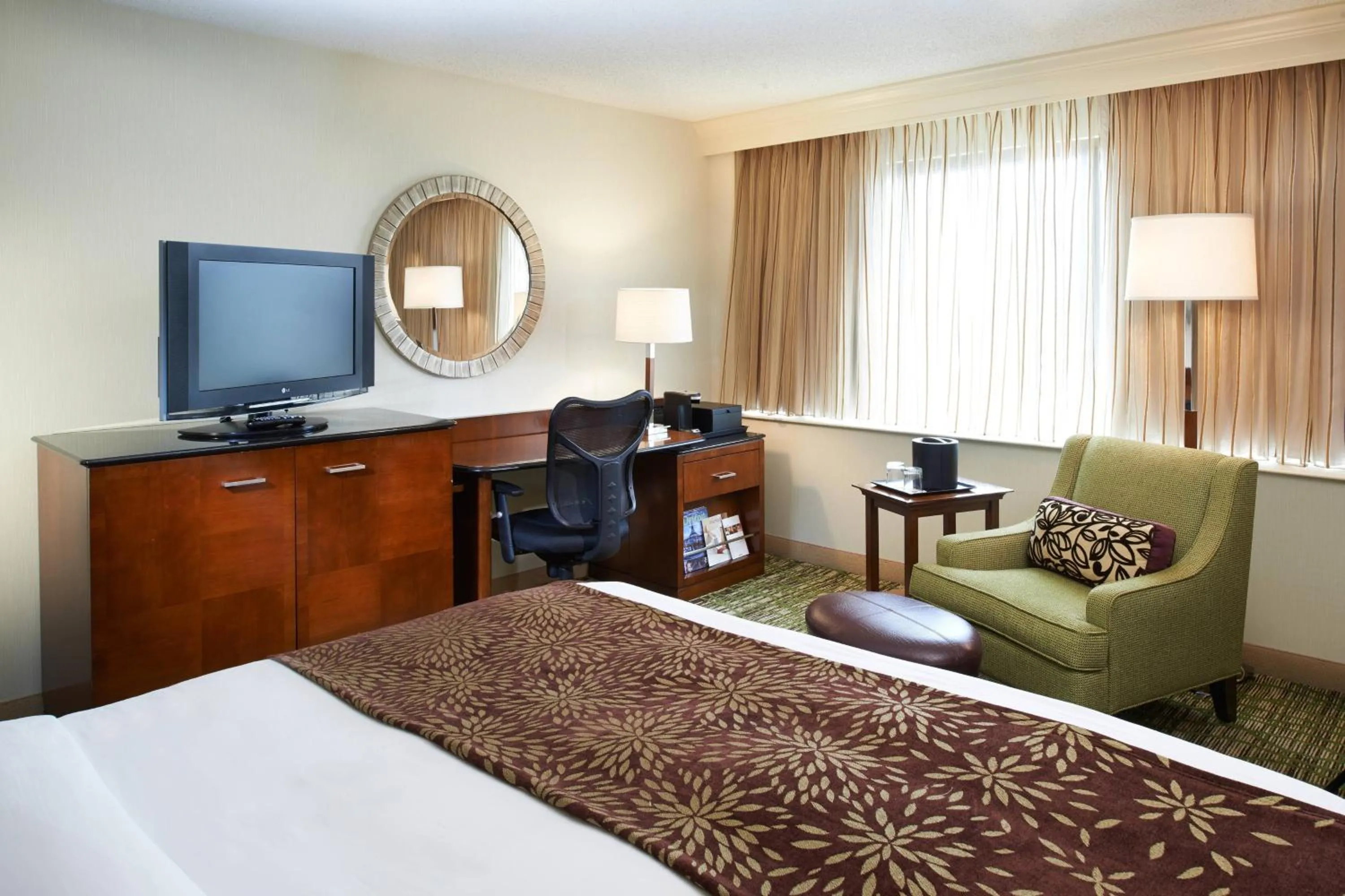 Photo of the whole room, Bed in Detroit Marriott Livonia