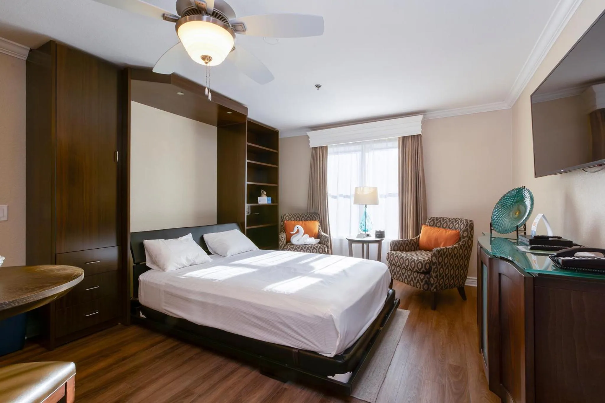 Photo of the whole room, Bed in Coronado Beach Resort