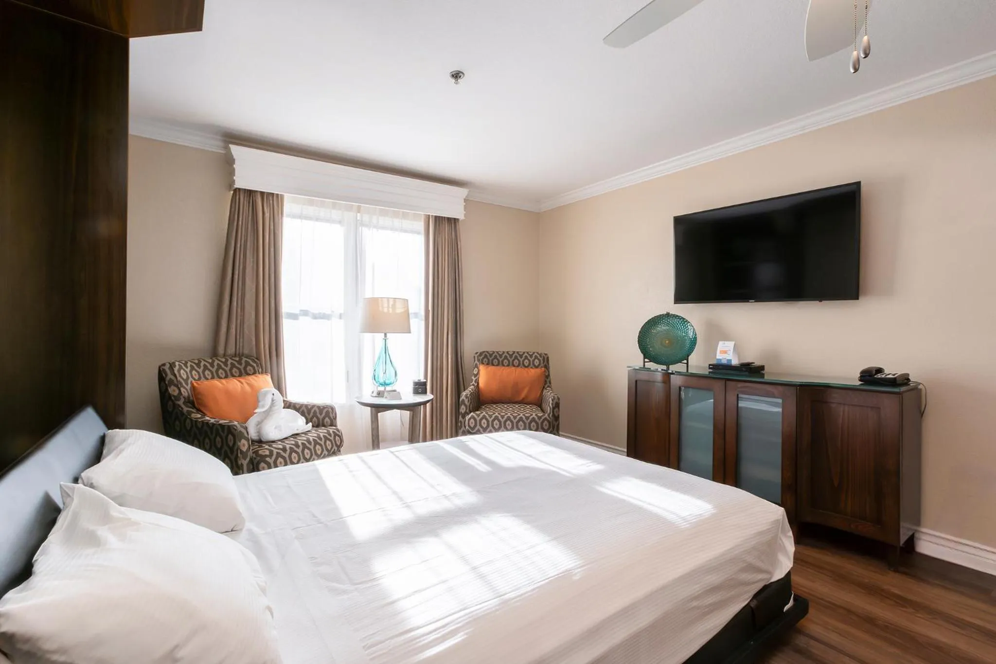 Living room, Bed in Coronado Beach Resort