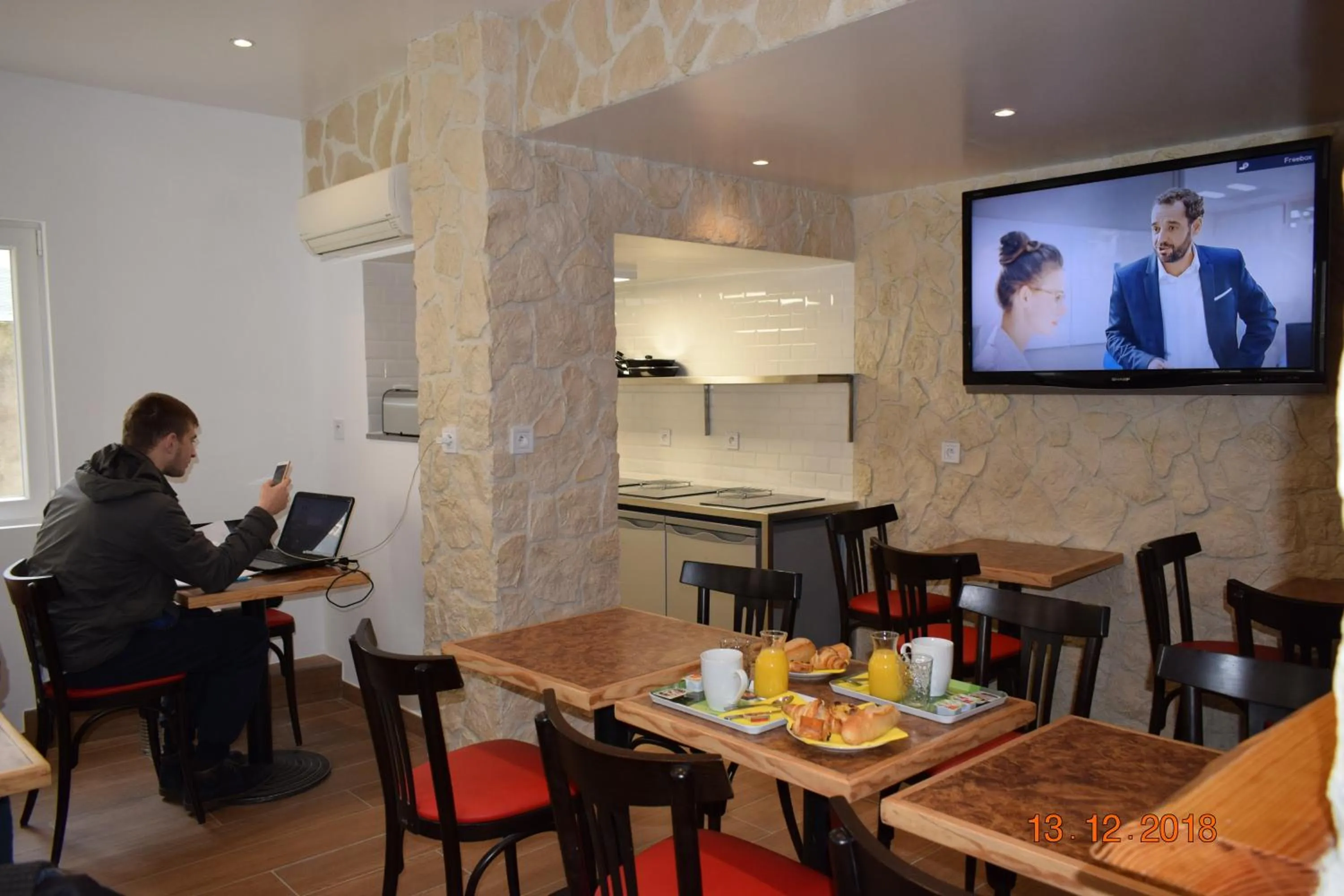 Communal lounge/ TV room in Hôtel Lyonnais