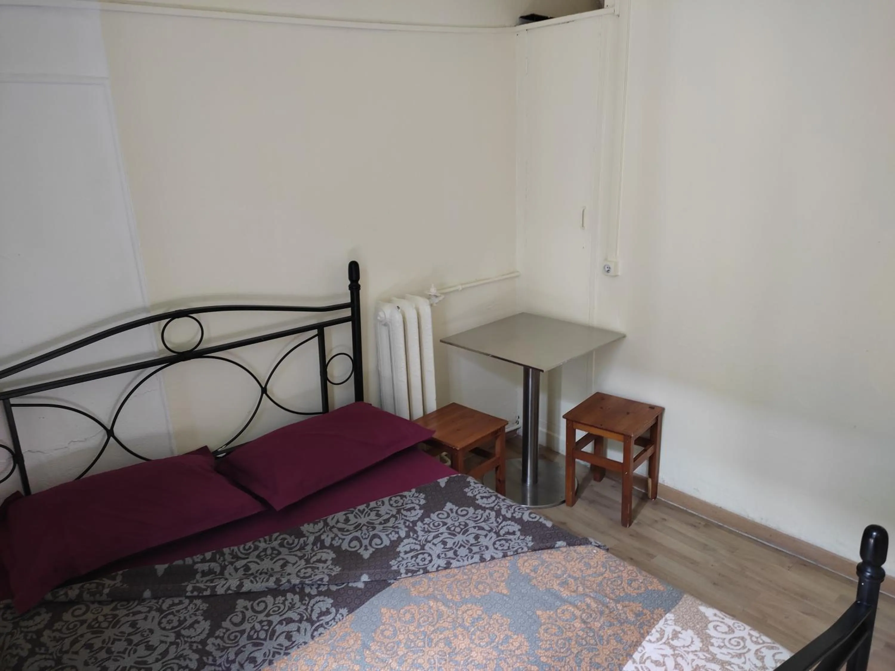 Bed in Hôtel Lyonnais