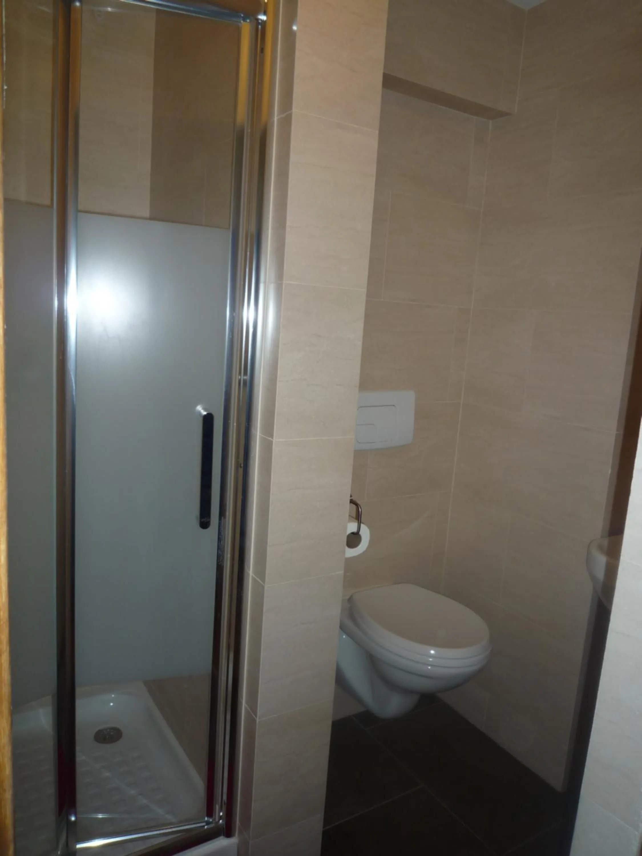 Bathroom in Hôtel Lyonnais