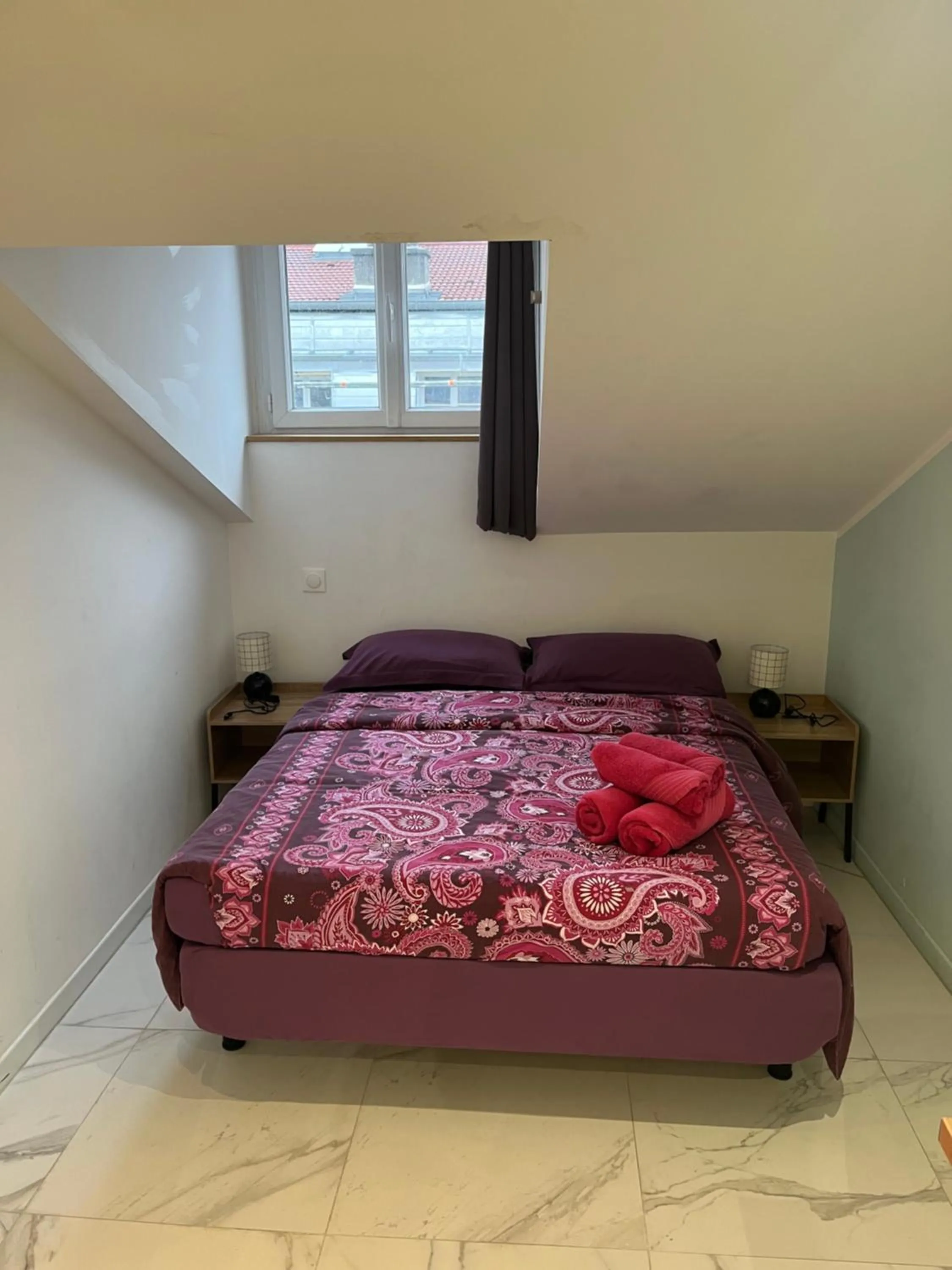 Bed in Hôtel Lyonnais