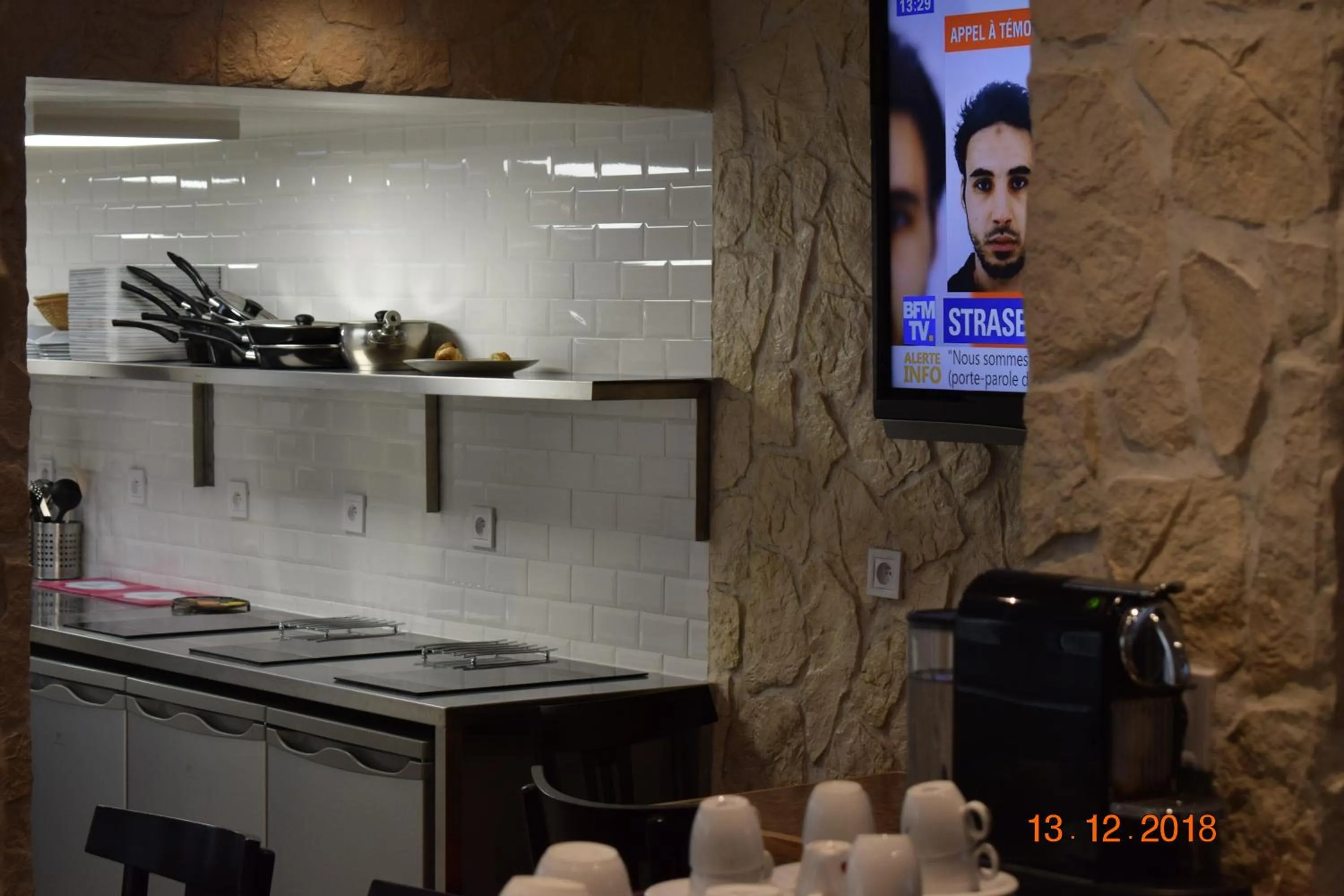 Communal kitchen in Hôtel Lyonnais