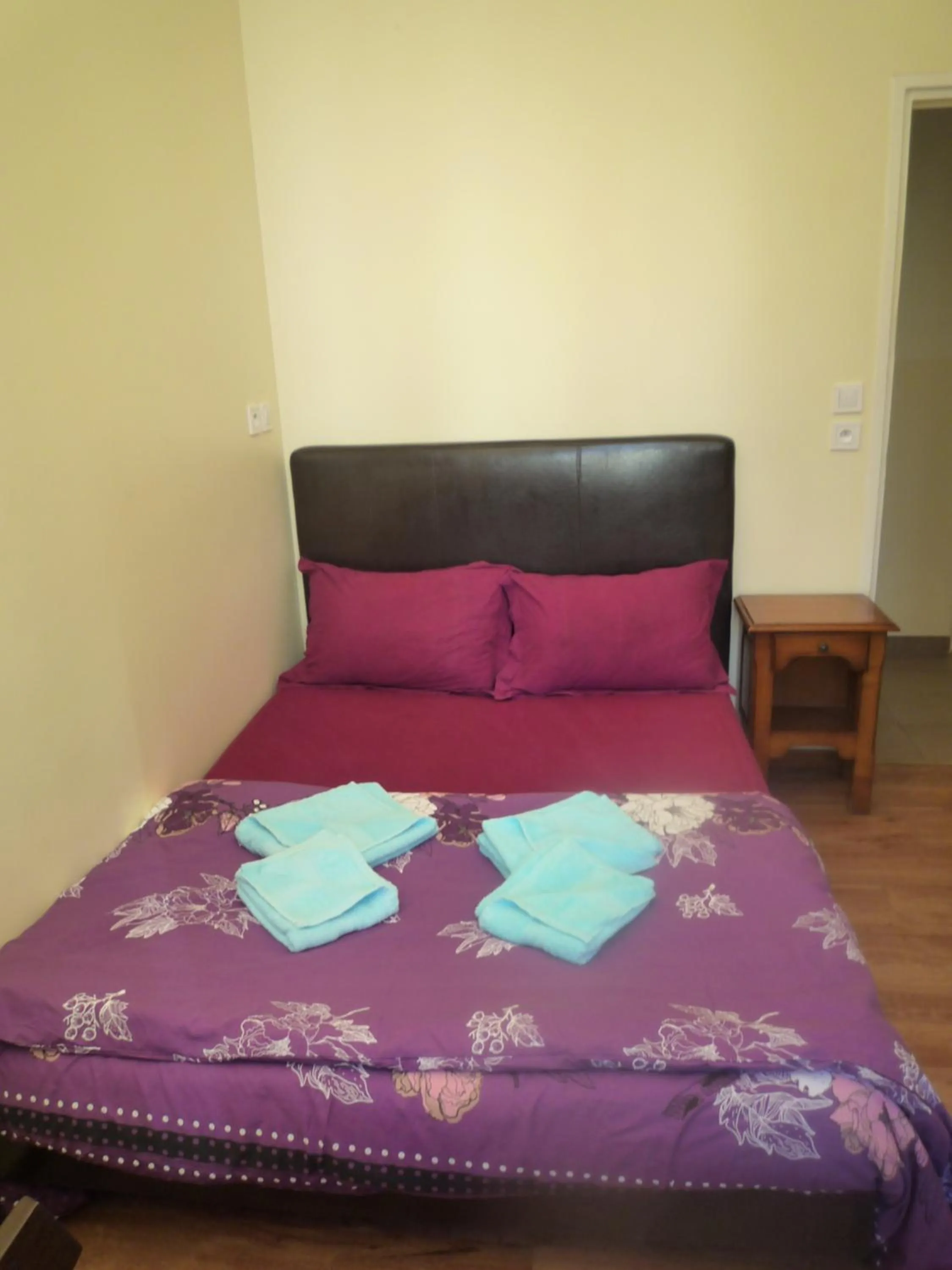 Bed in Hôtel Lyonnais