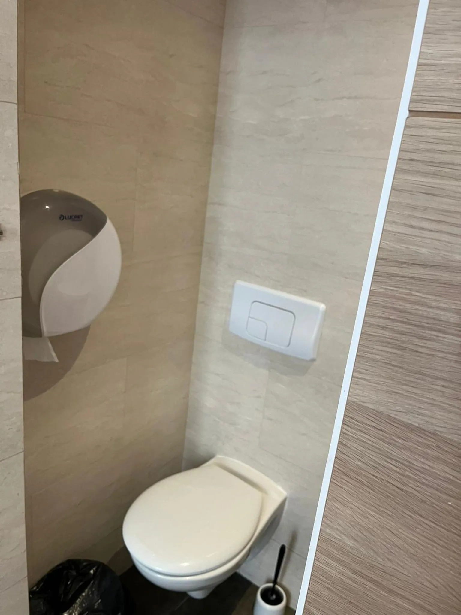 Toilet in Hôtel Lyonnais