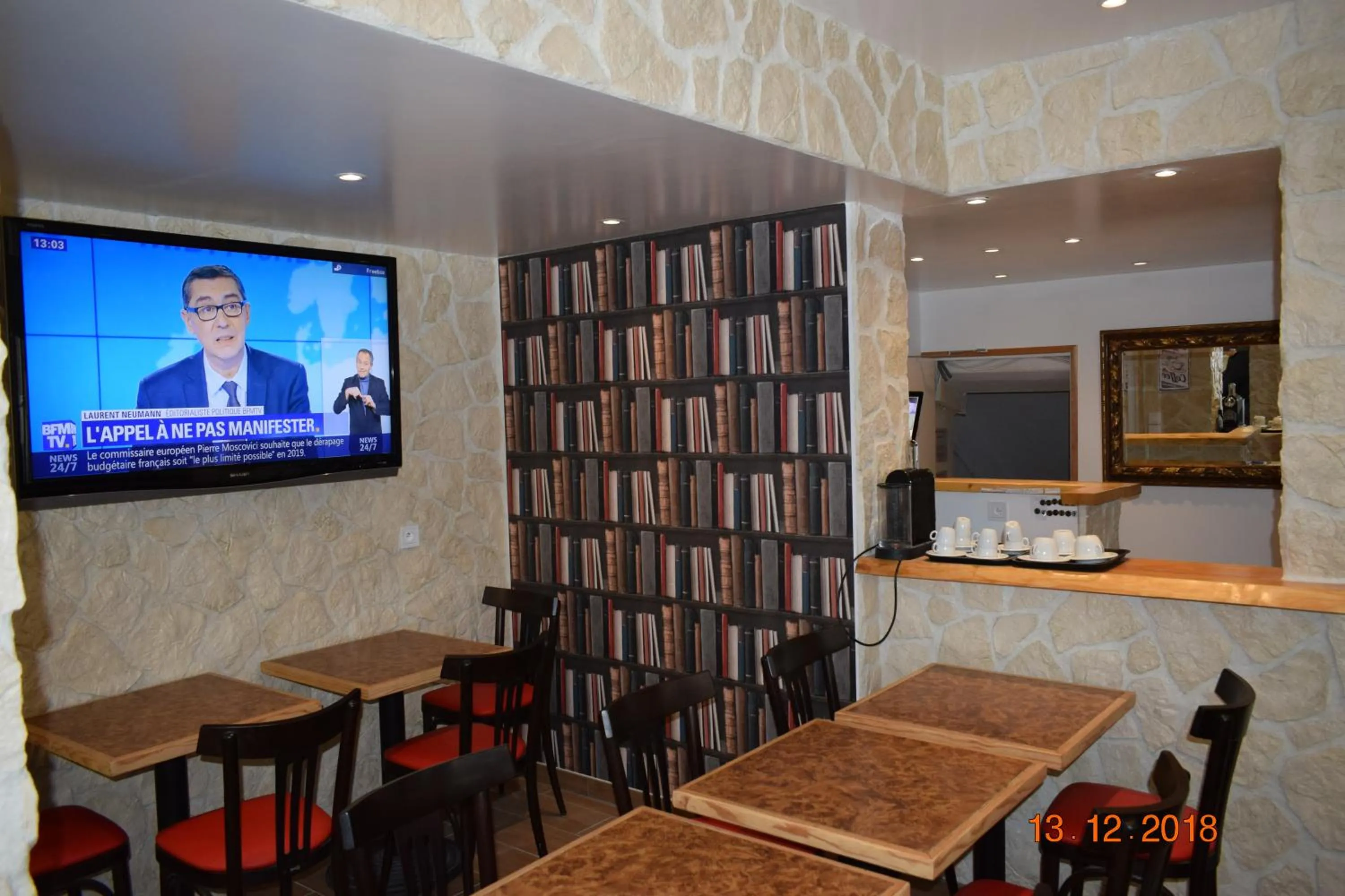 Communal lounge/ TV room in Hôtel Lyonnais