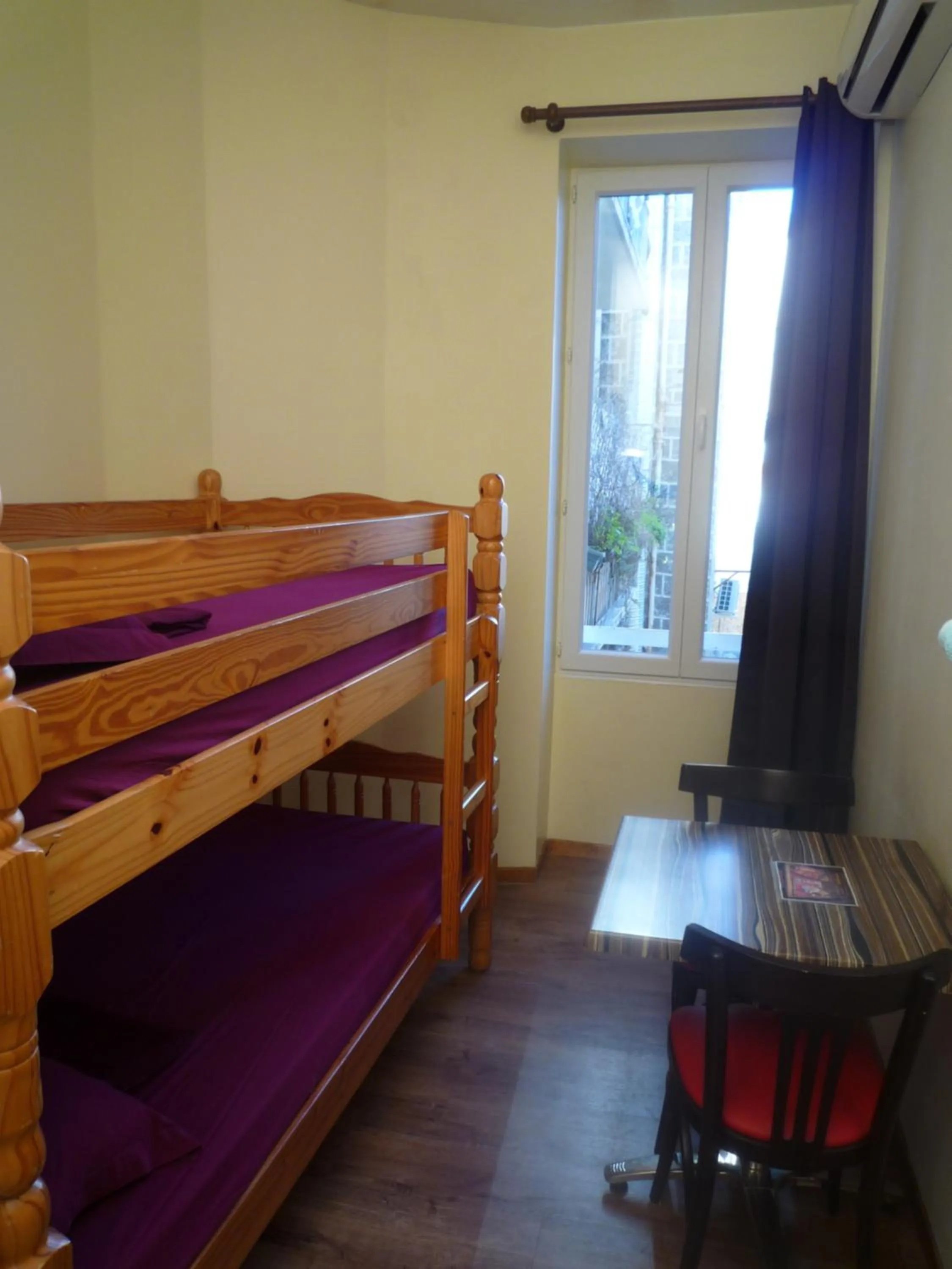bunk bed, Bed in Hôtel Lyonnais