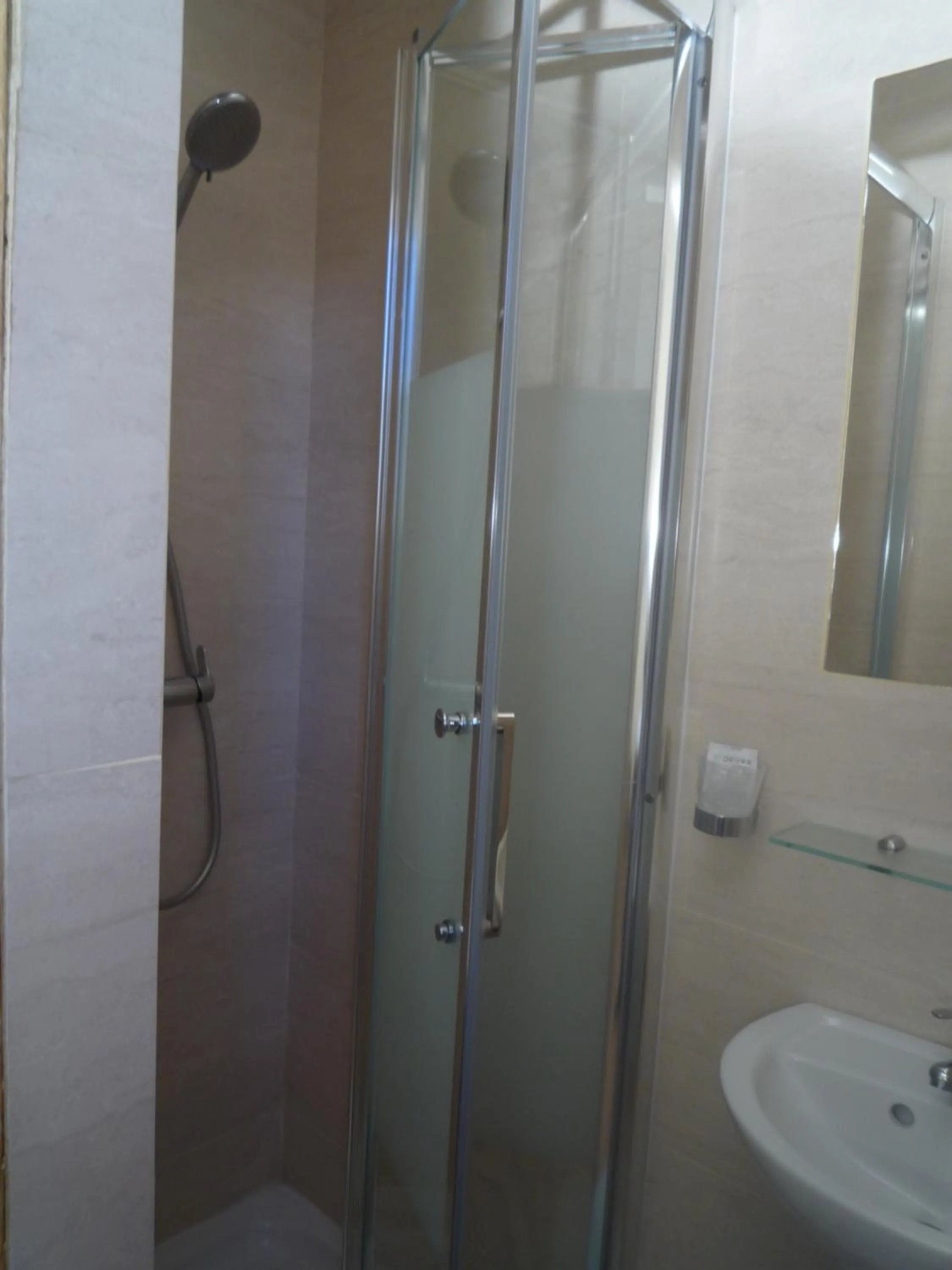 Bathroom in Hôtel Lyonnais