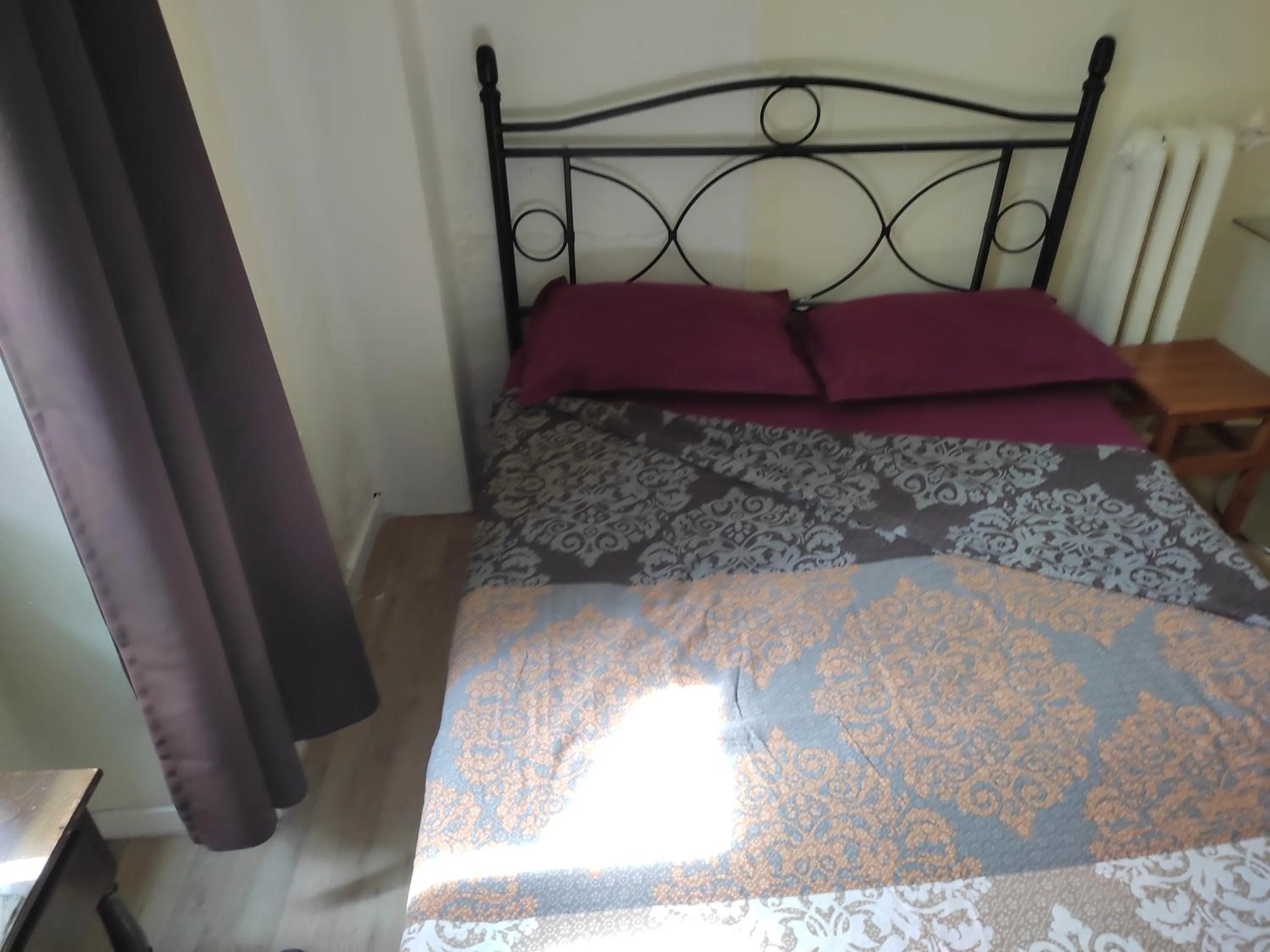 Bed in Hôtel Lyonnais