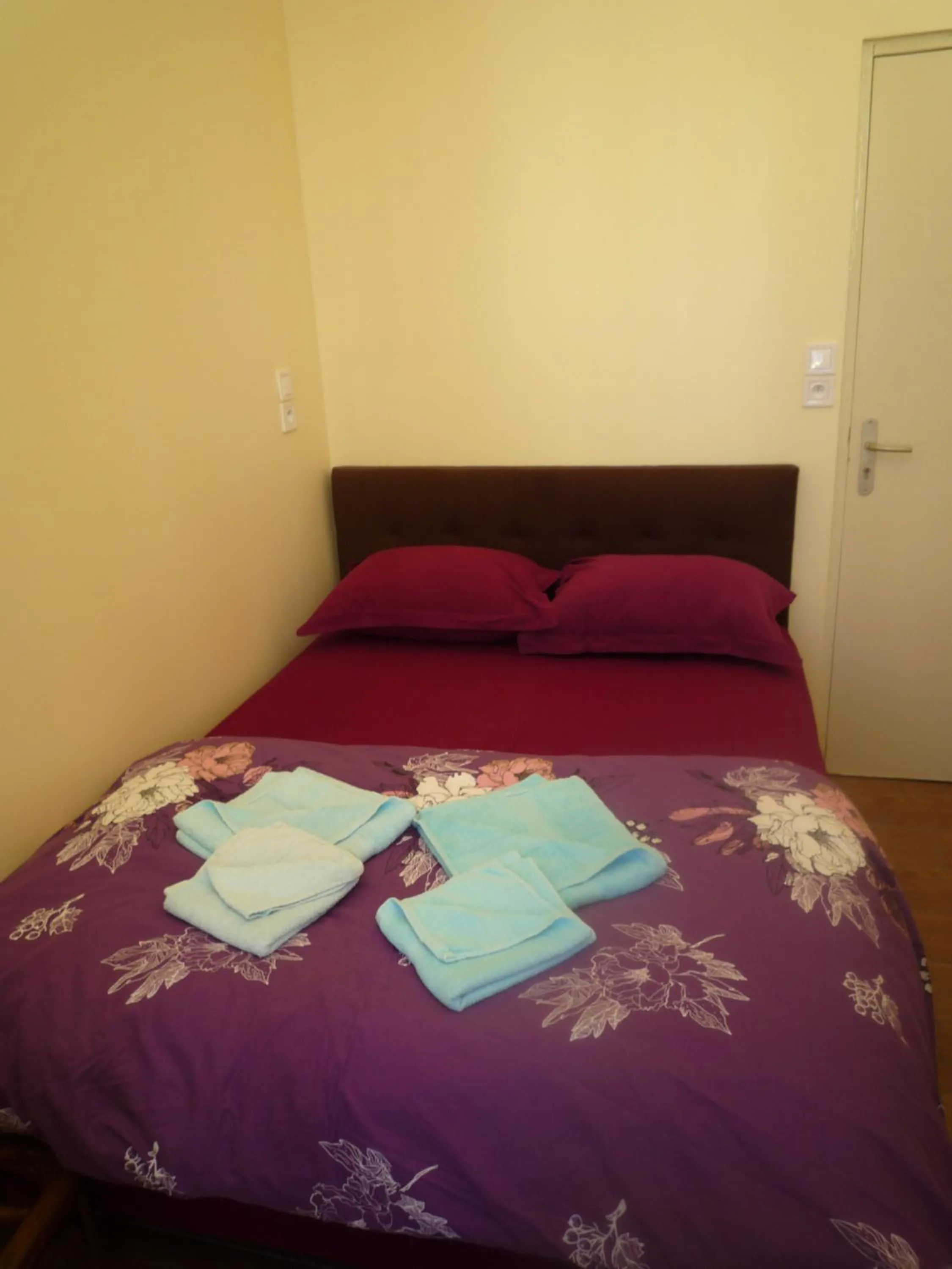 Bed in Hôtel Lyonnais