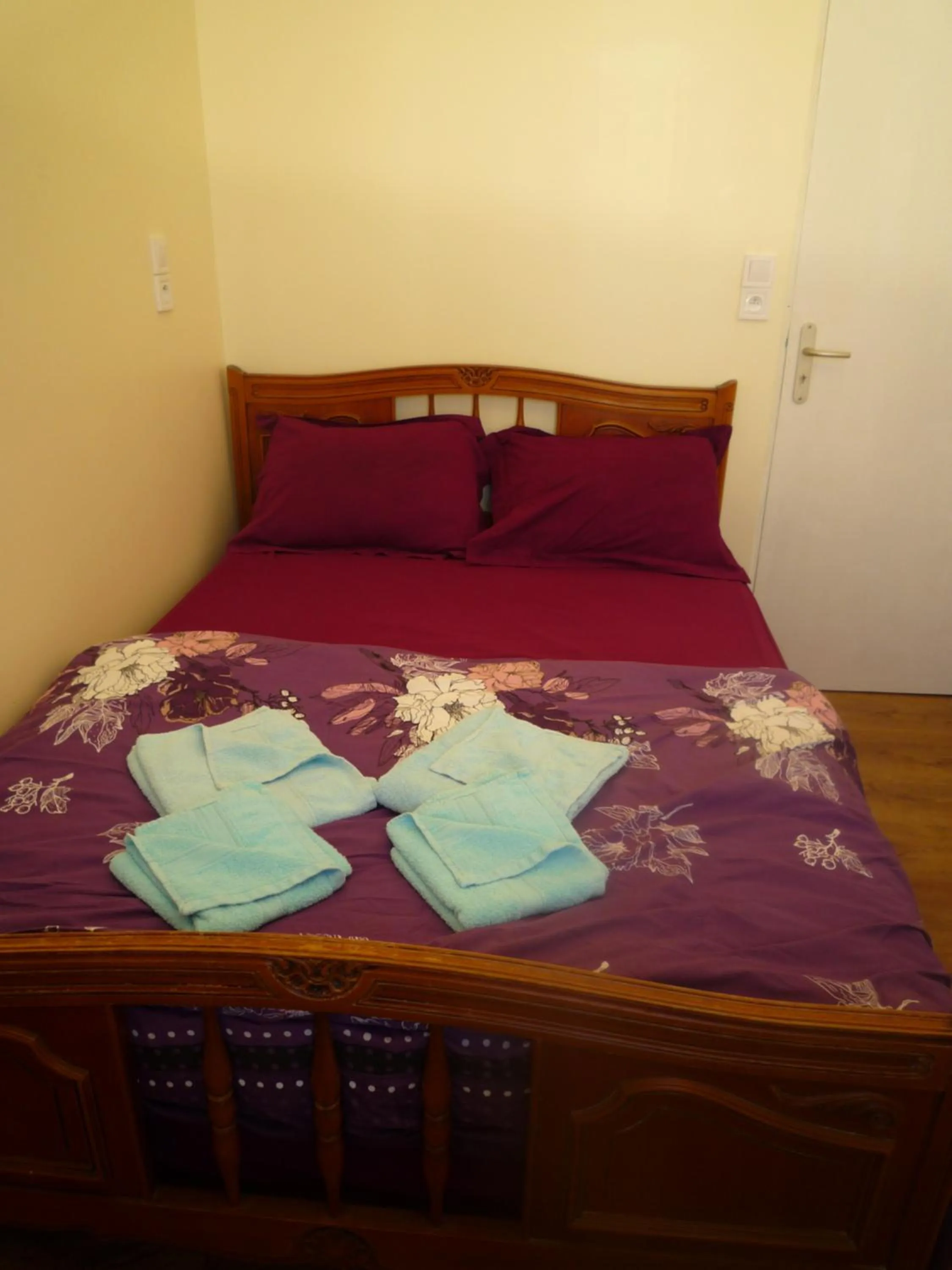 Bed in Hôtel Lyonnais