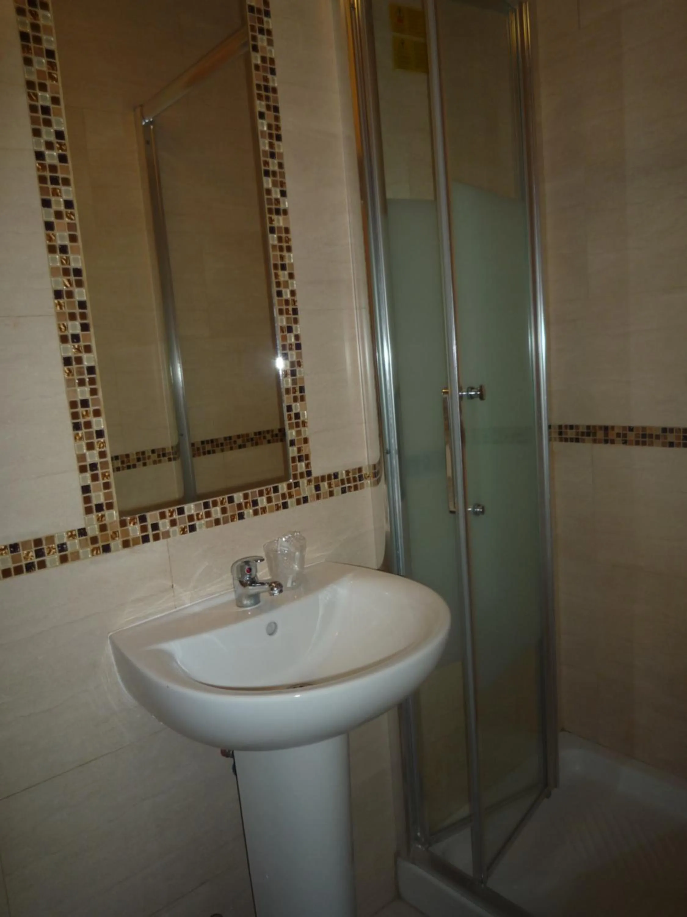 Bathroom in Hôtel Lyonnais