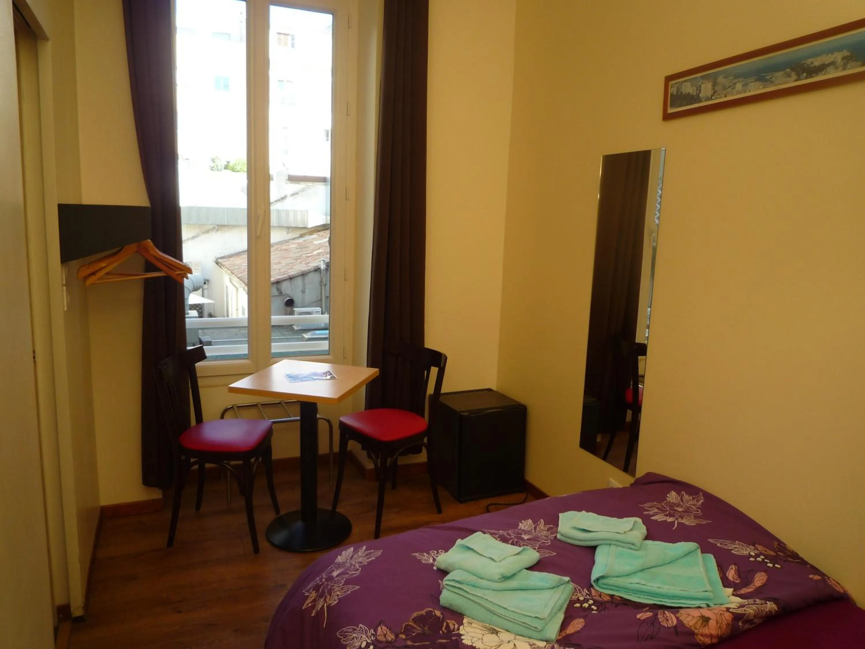 Bedroom, Bed in Hôtel Lyonnais