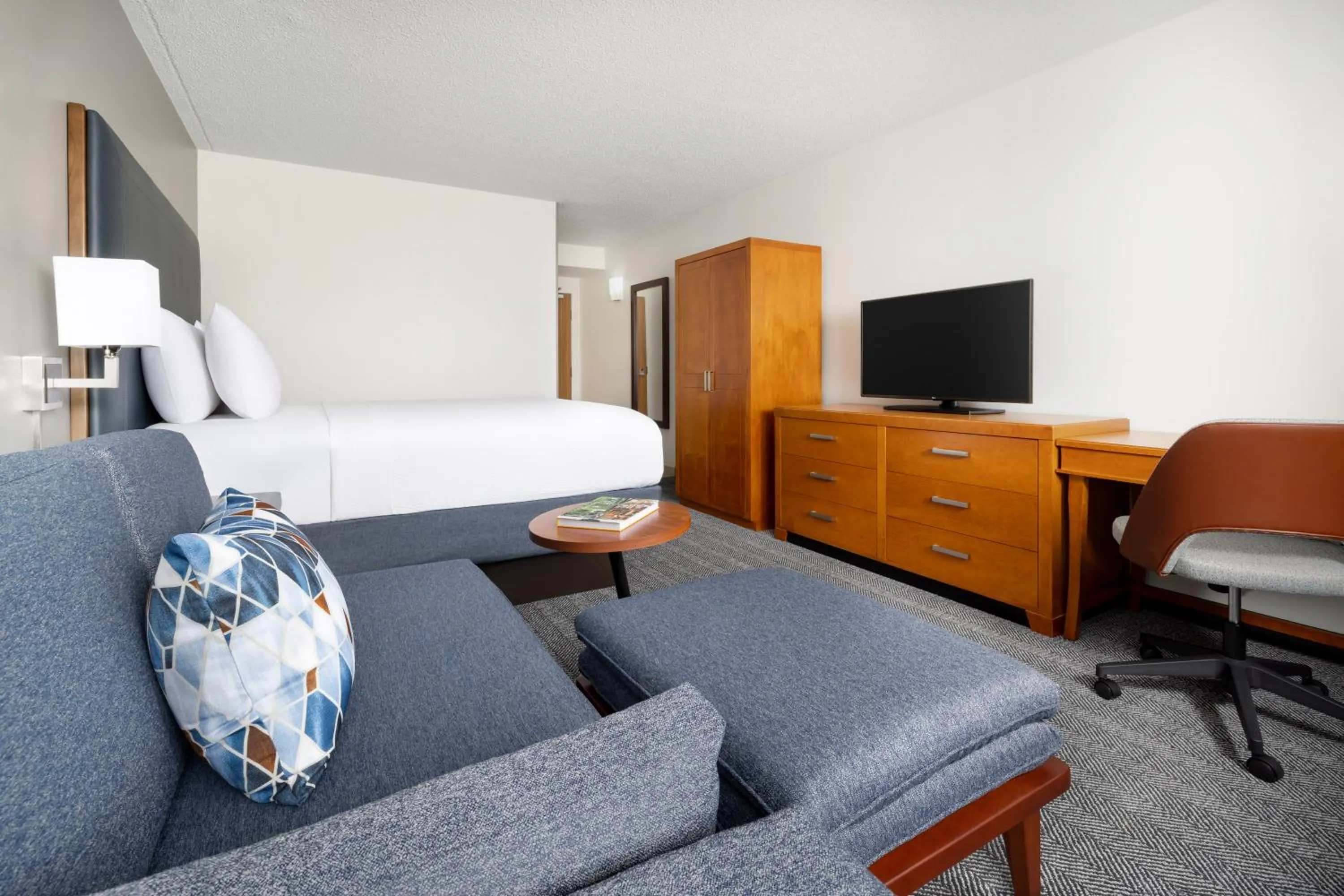 Bedroom, Bed in Courtyard Montvale