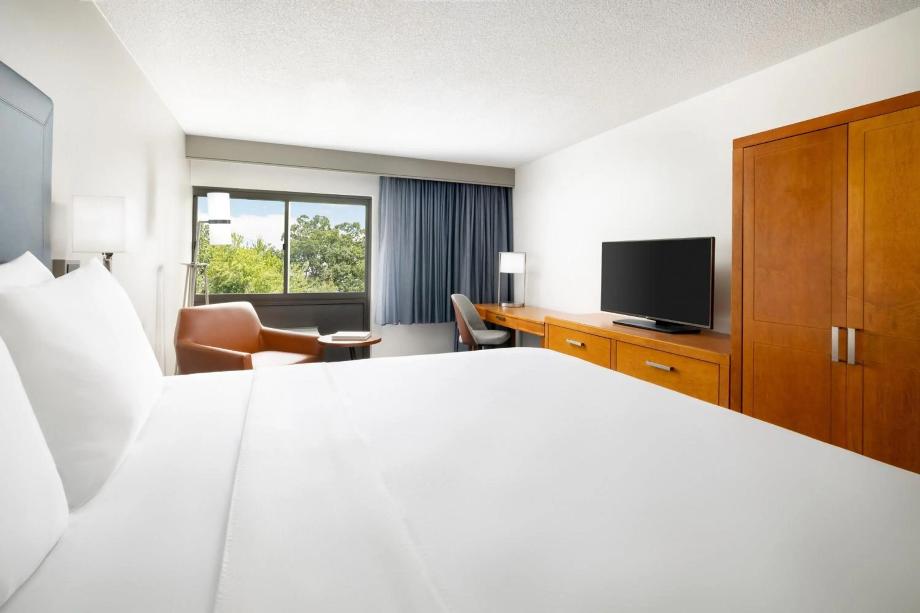 Photo of the whole room, Bed in Courtyard Montvale