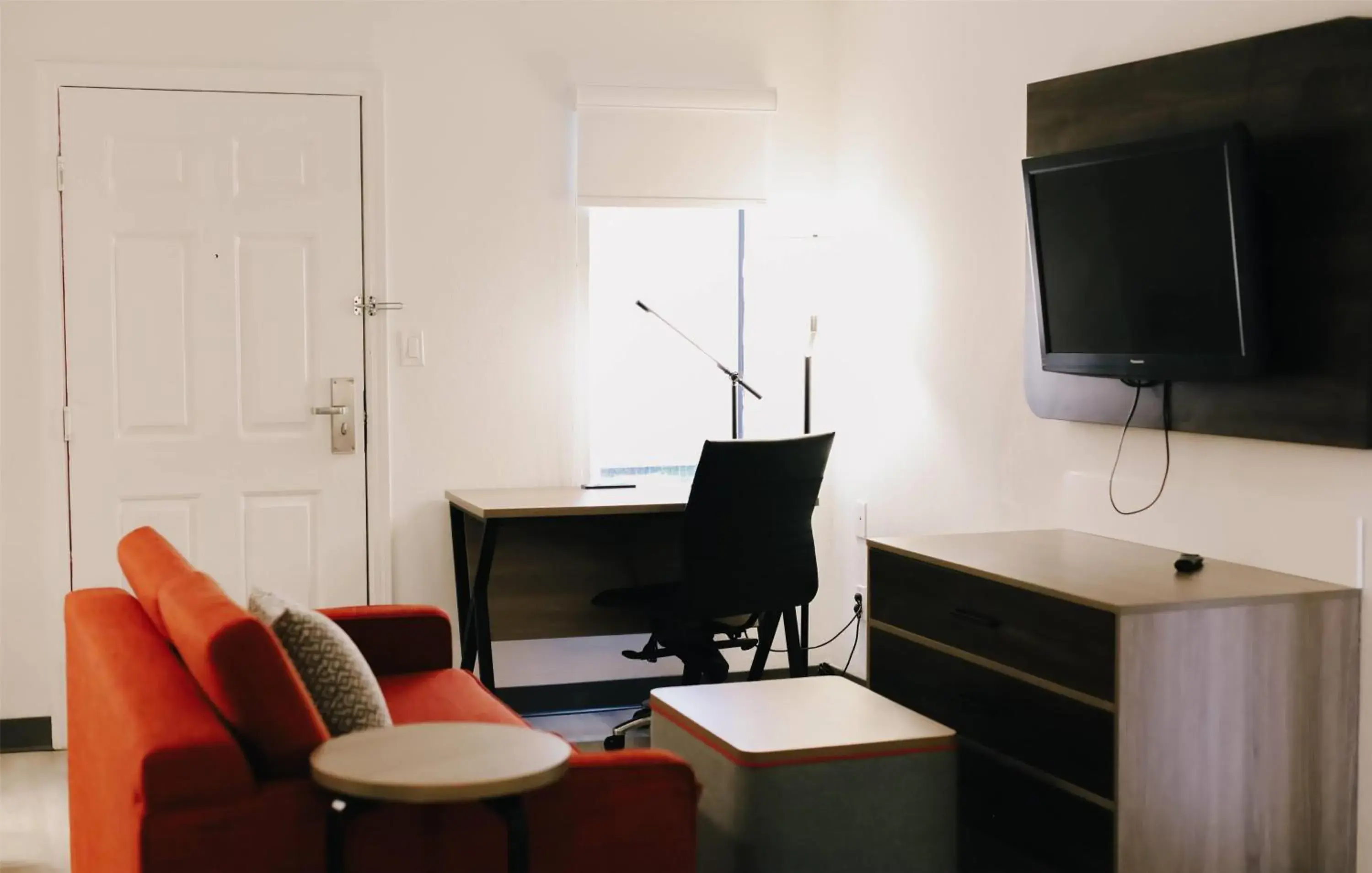 Deluxe King Suite - Non-Smoking in Hawthorn Suites by Wyndham Tinton Falls Deluxe King Suite - Non-Smoking in Hawthorn Suites by Wyndham Tinton Falls