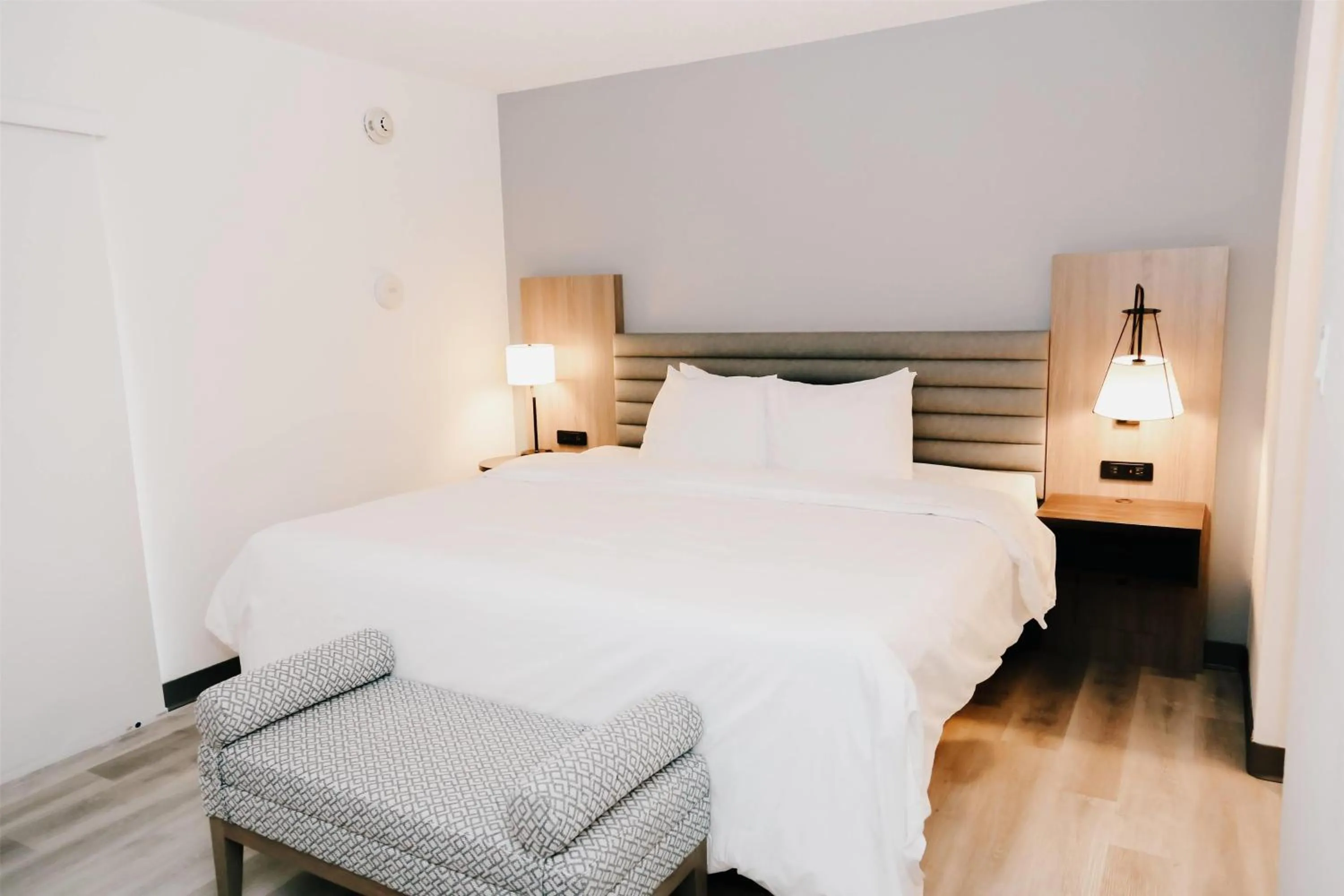 Photo of the whole room, Bed in Hawthorn Suites by Wyndham Tinton Falls