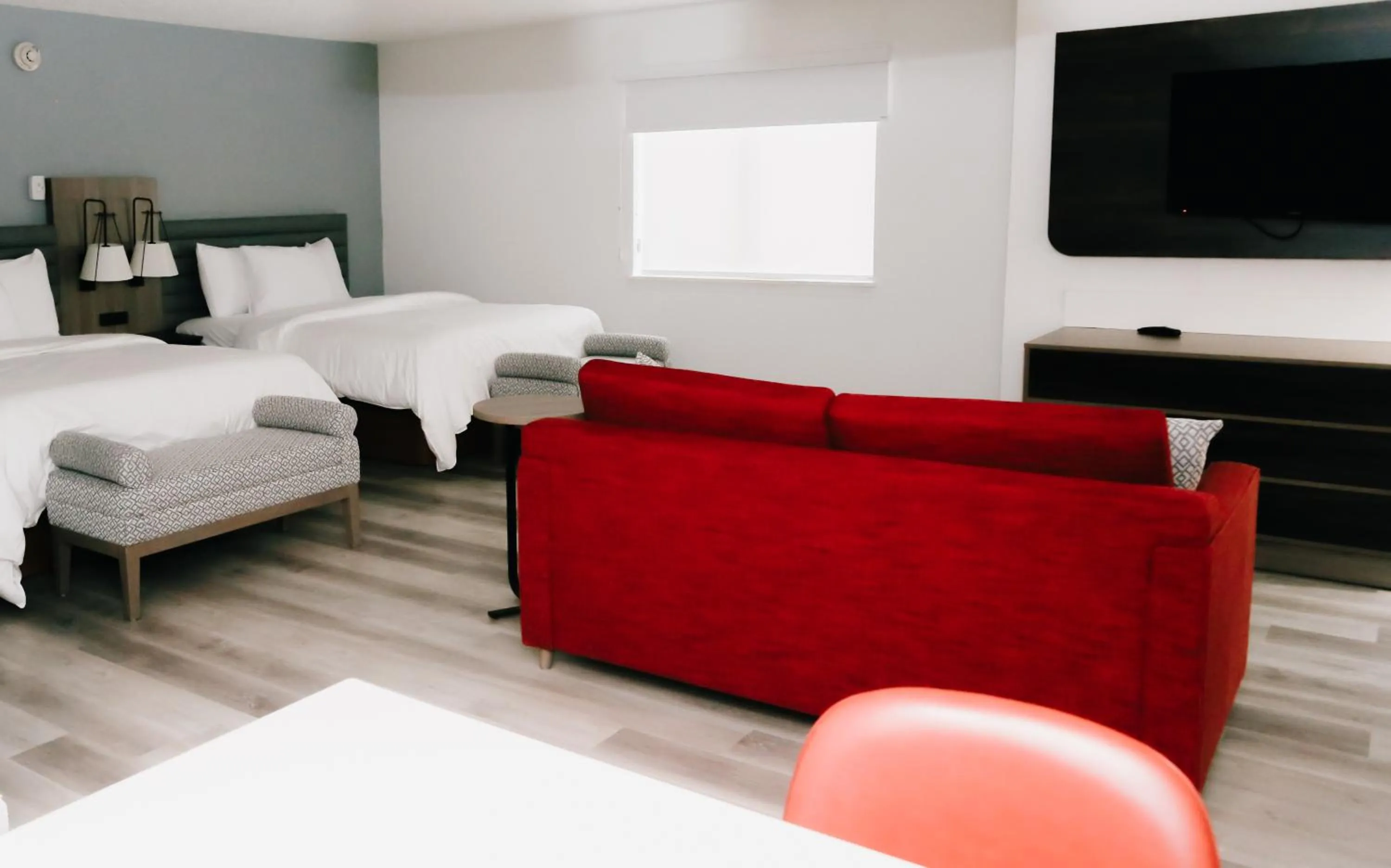 Living room, Bed in Hawthorn Suites by Wyndham Tinton Falls