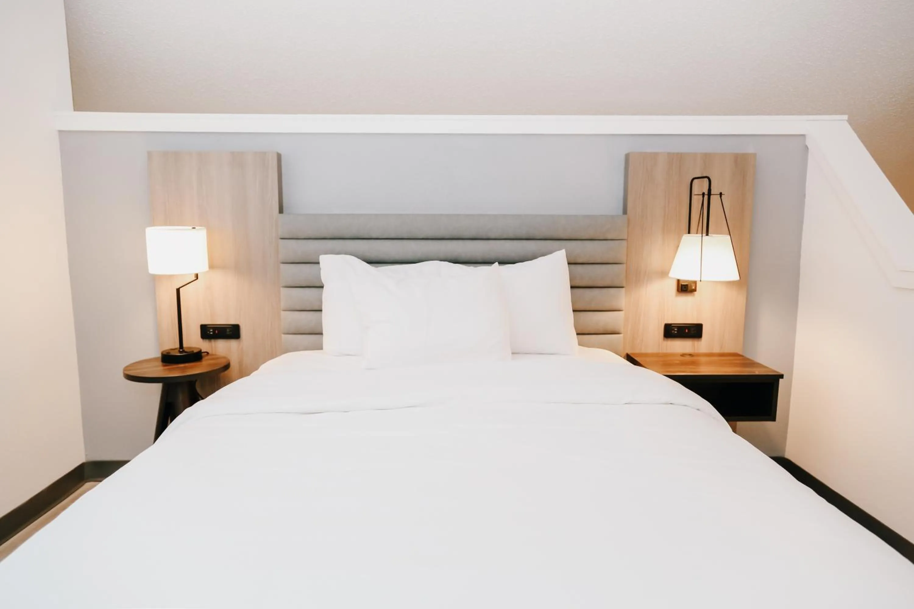 Bedroom, Bed in Hawthorn Suites by Wyndham Tinton Falls