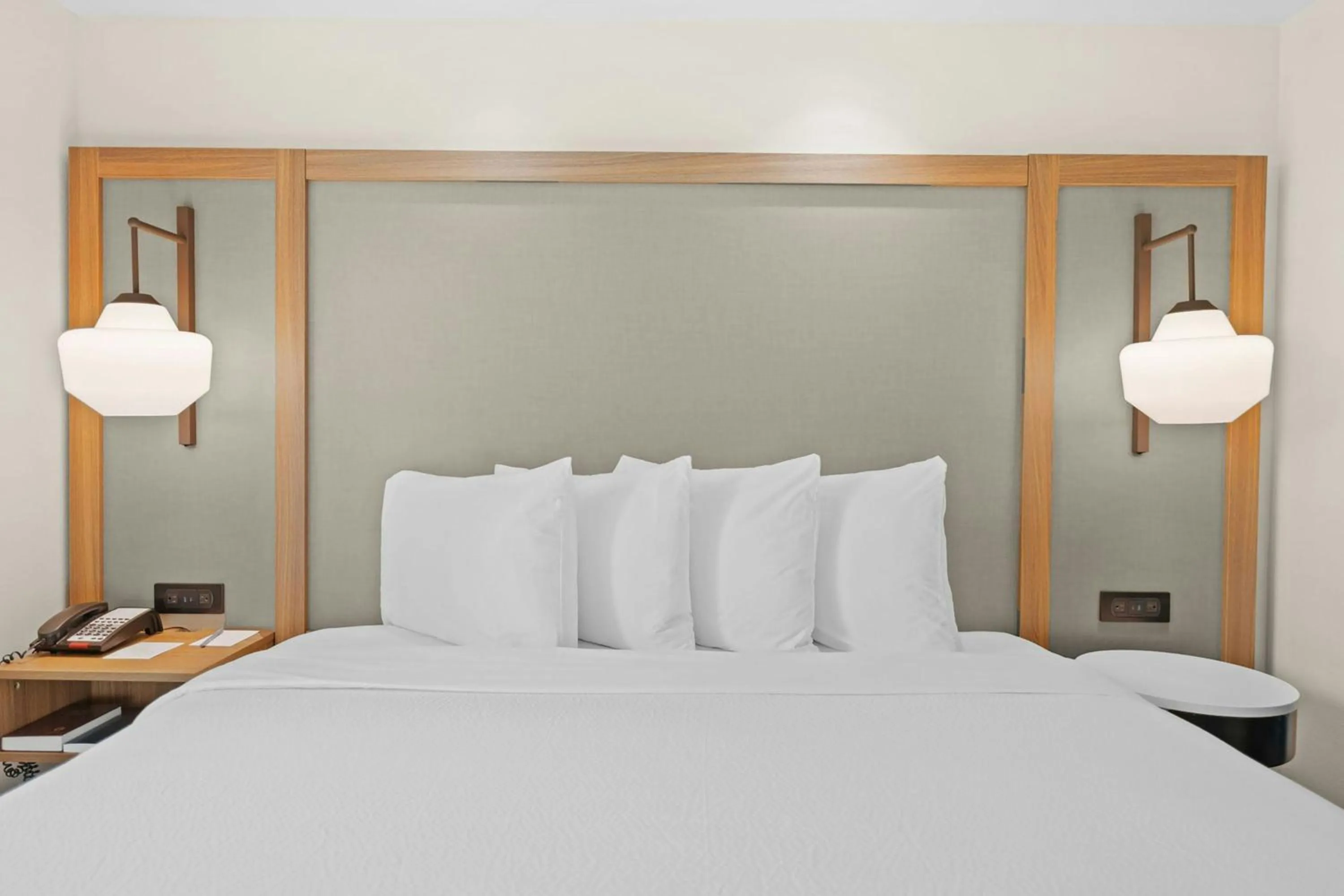 Photo of the whole room, Bed in Fairfield Inn & Suites Fort Lauderdale Airport & Cruise Port