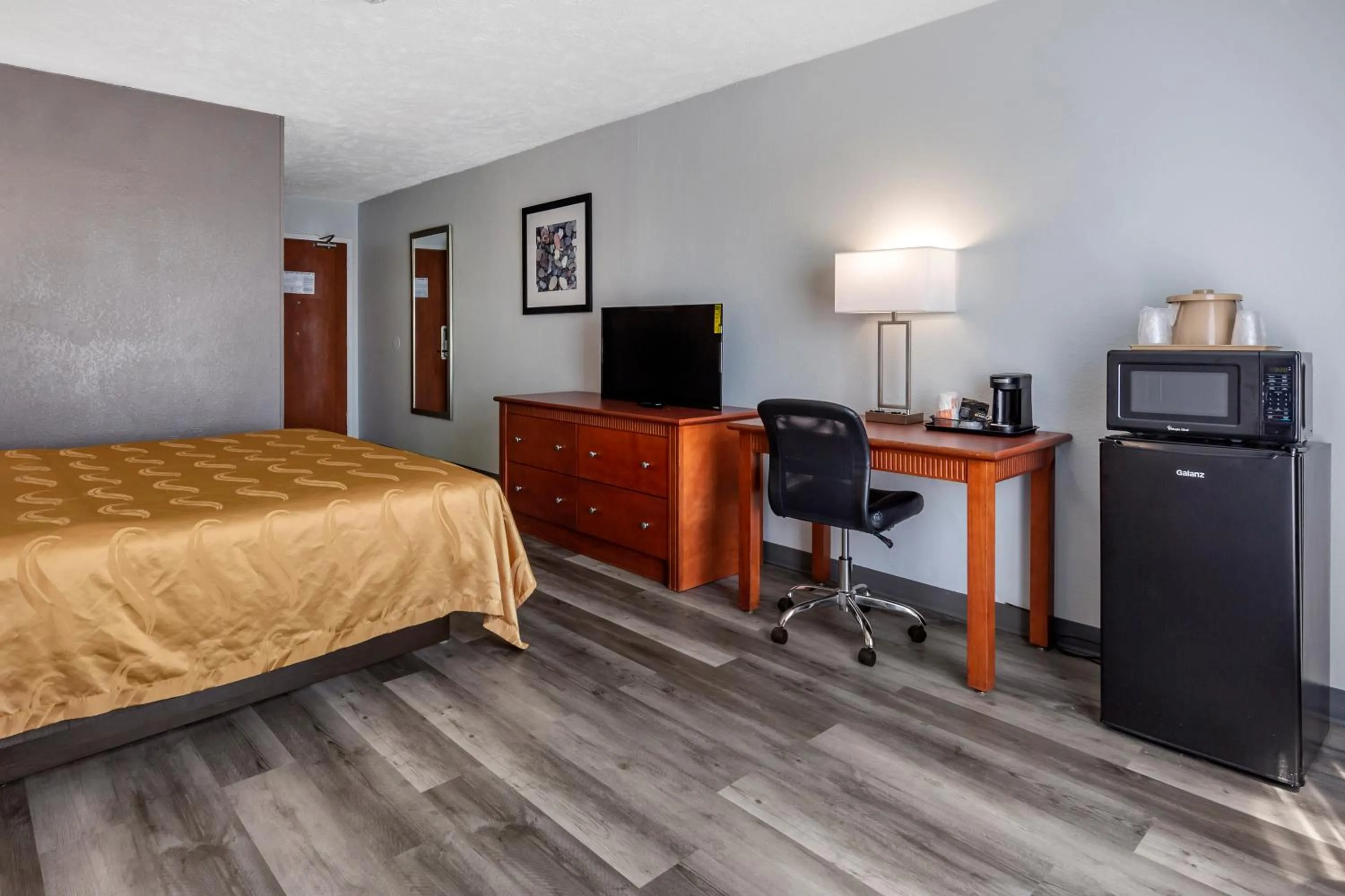 TV and multimedia, Bed in Quality Inn Fayetteville near Fort Bragg