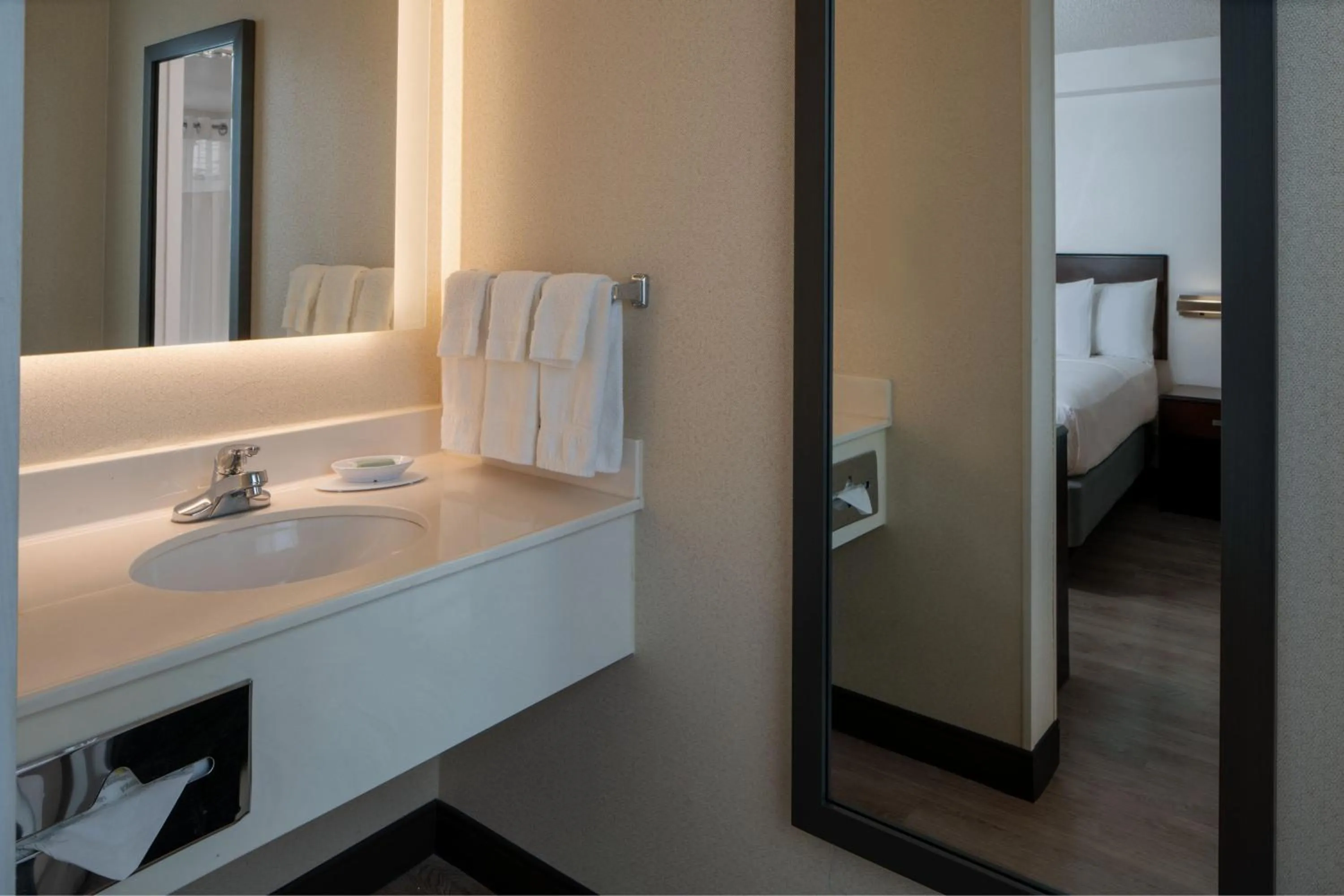 Bathroom, Bed in SpringHill Suites Fort Lauderdale Airport