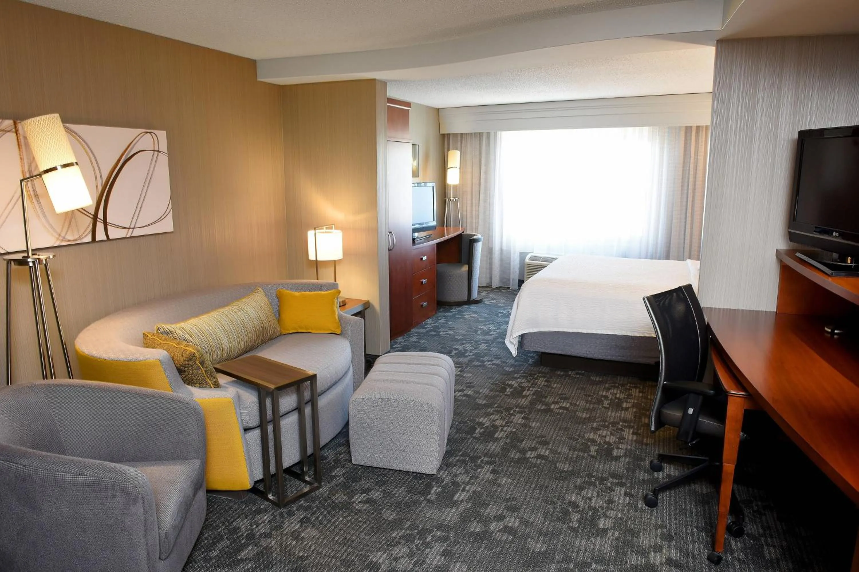 Photo of the whole room, Bed in Courtyard By Marriott Sioux Falls