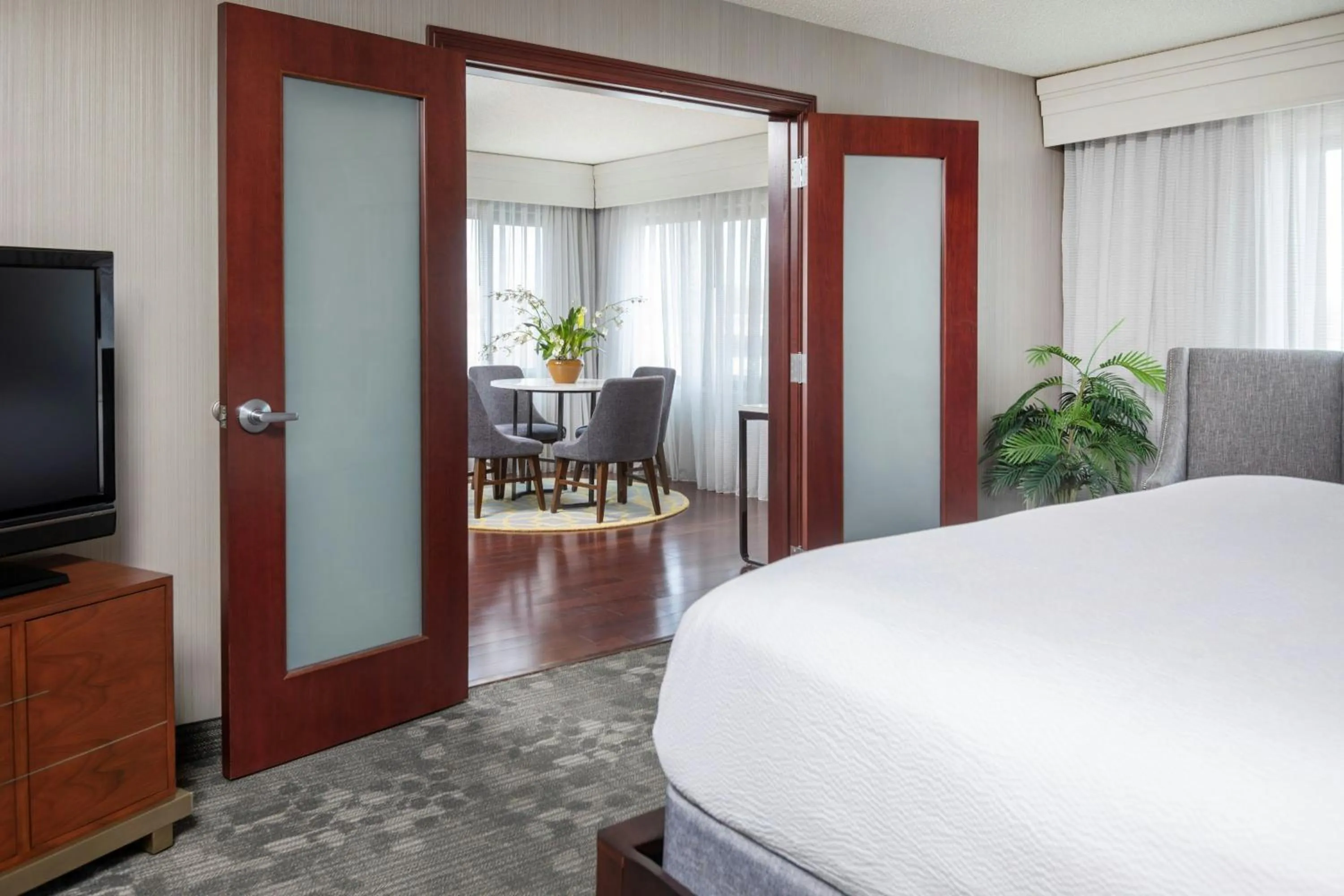 Photo of the whole room, Bed in Courtyard By Marriott Sioux Falls