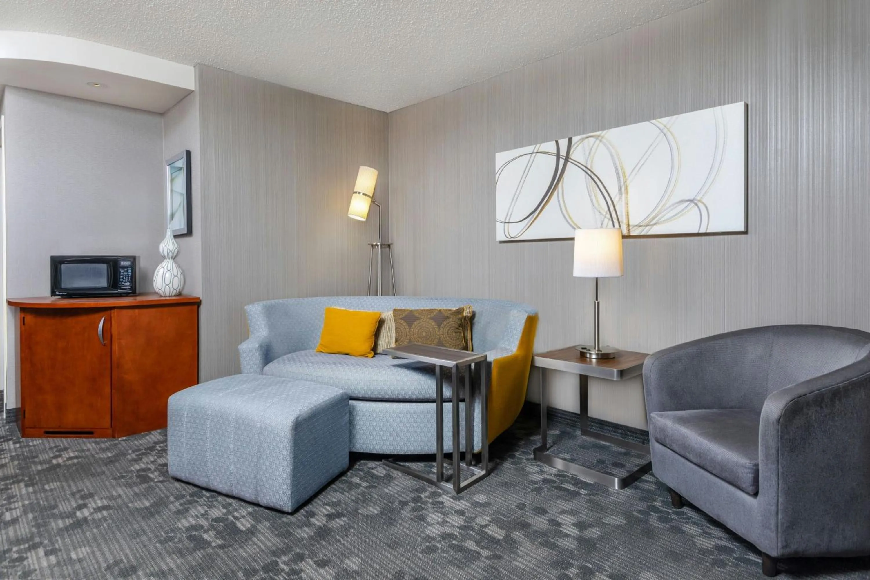 Living room in Courtyard By Marriott Sioux Falls