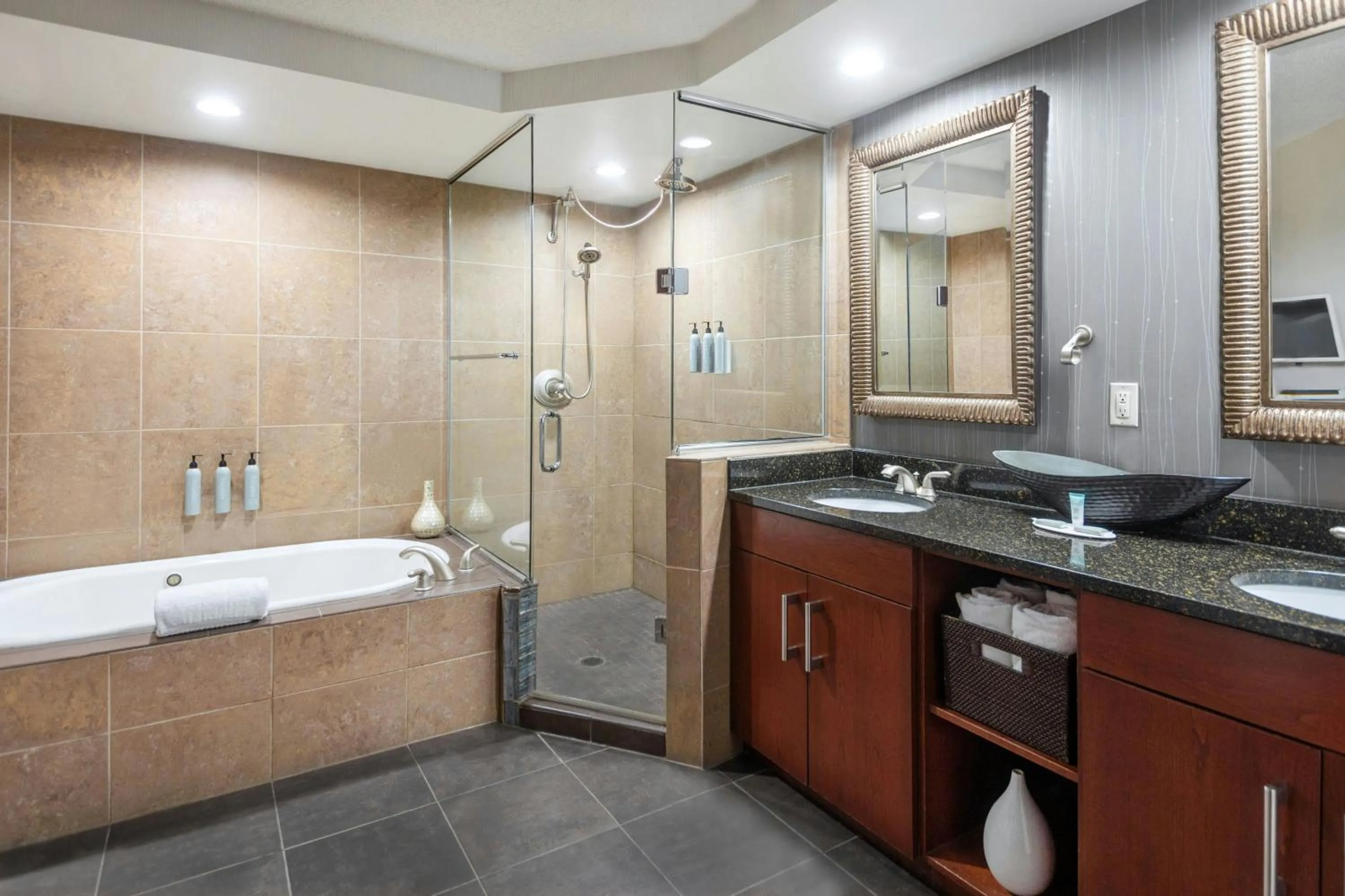 Bathroom in Courtyard By Marriott Sioux Falls