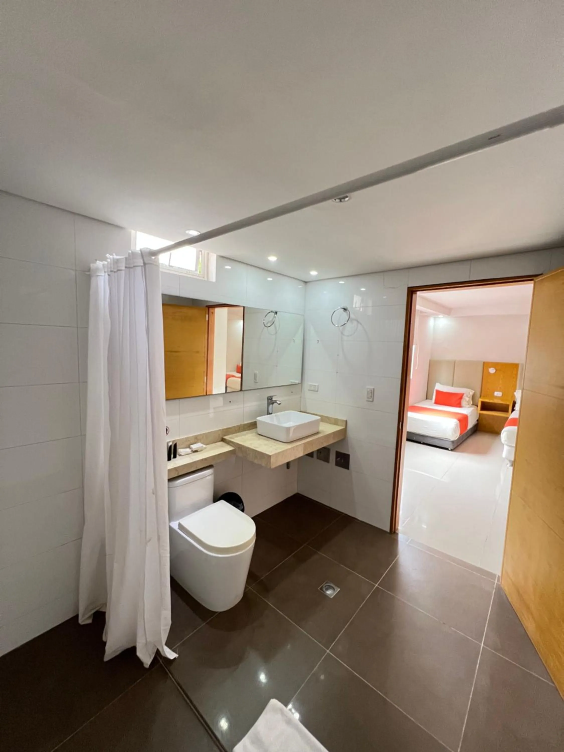 Bathroom, Bed in Hotel American Golf