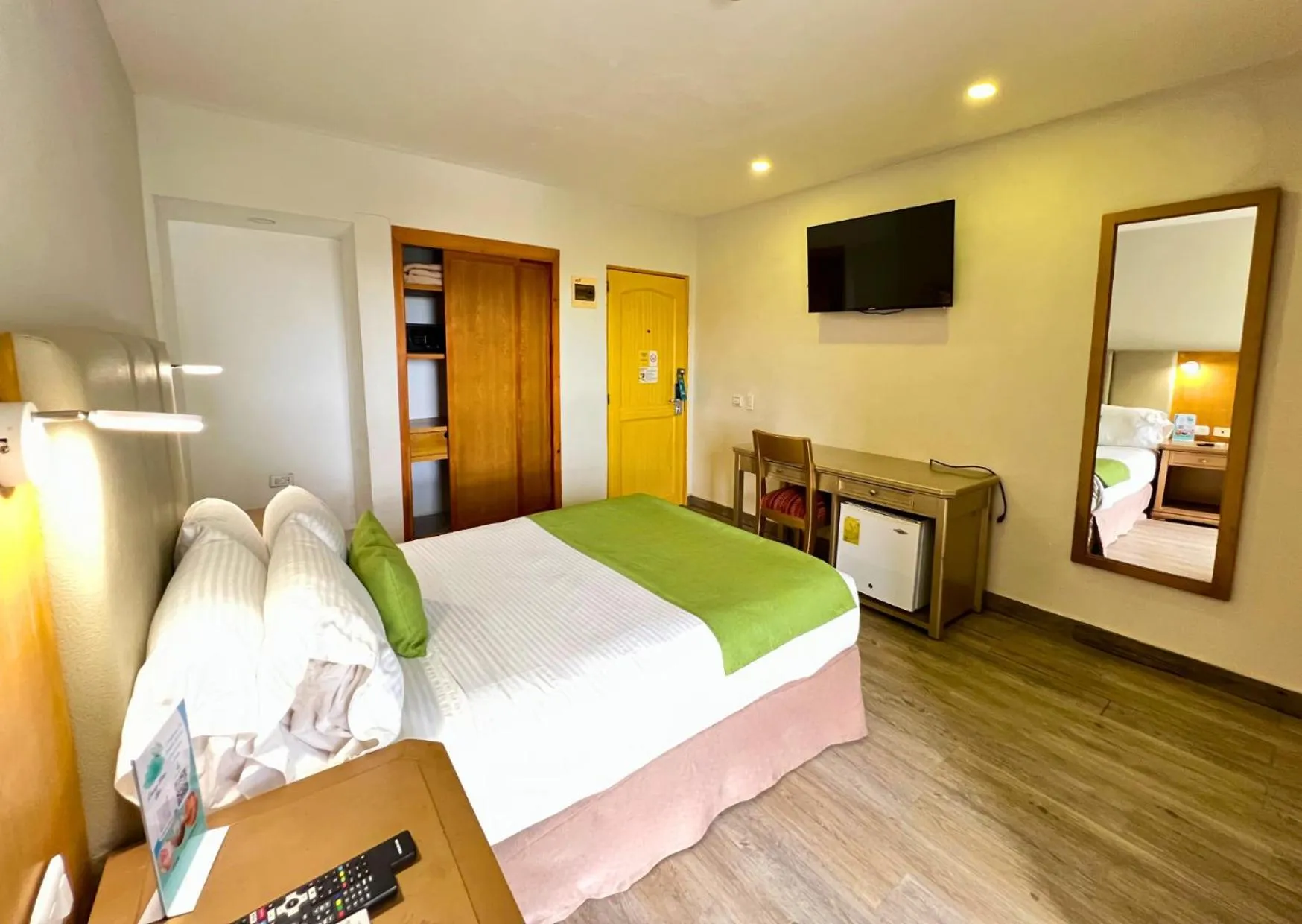 Bathroom, Bed in Hotel American Golf