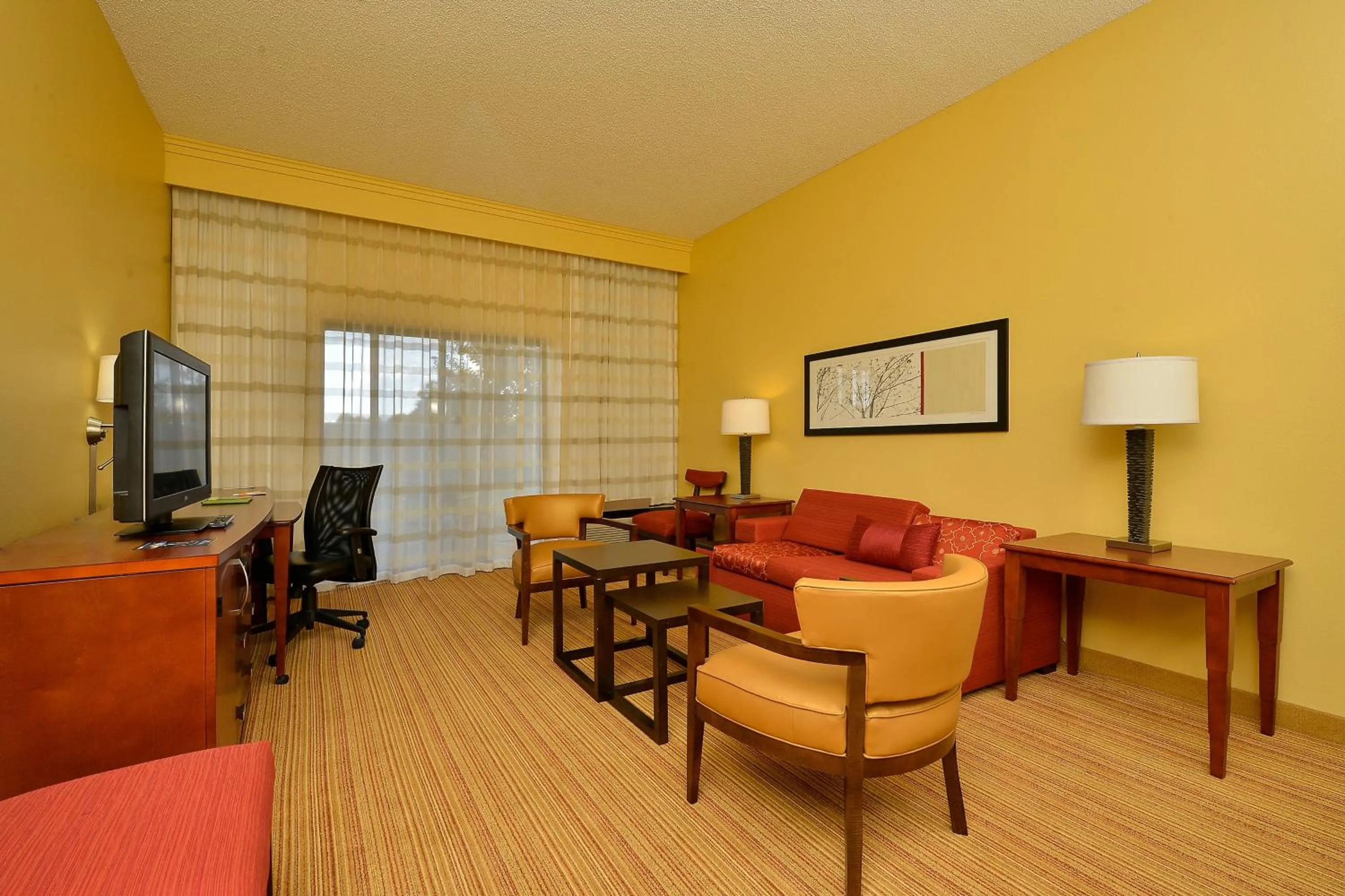 Living room in Courtyard by Marriott Bentonville