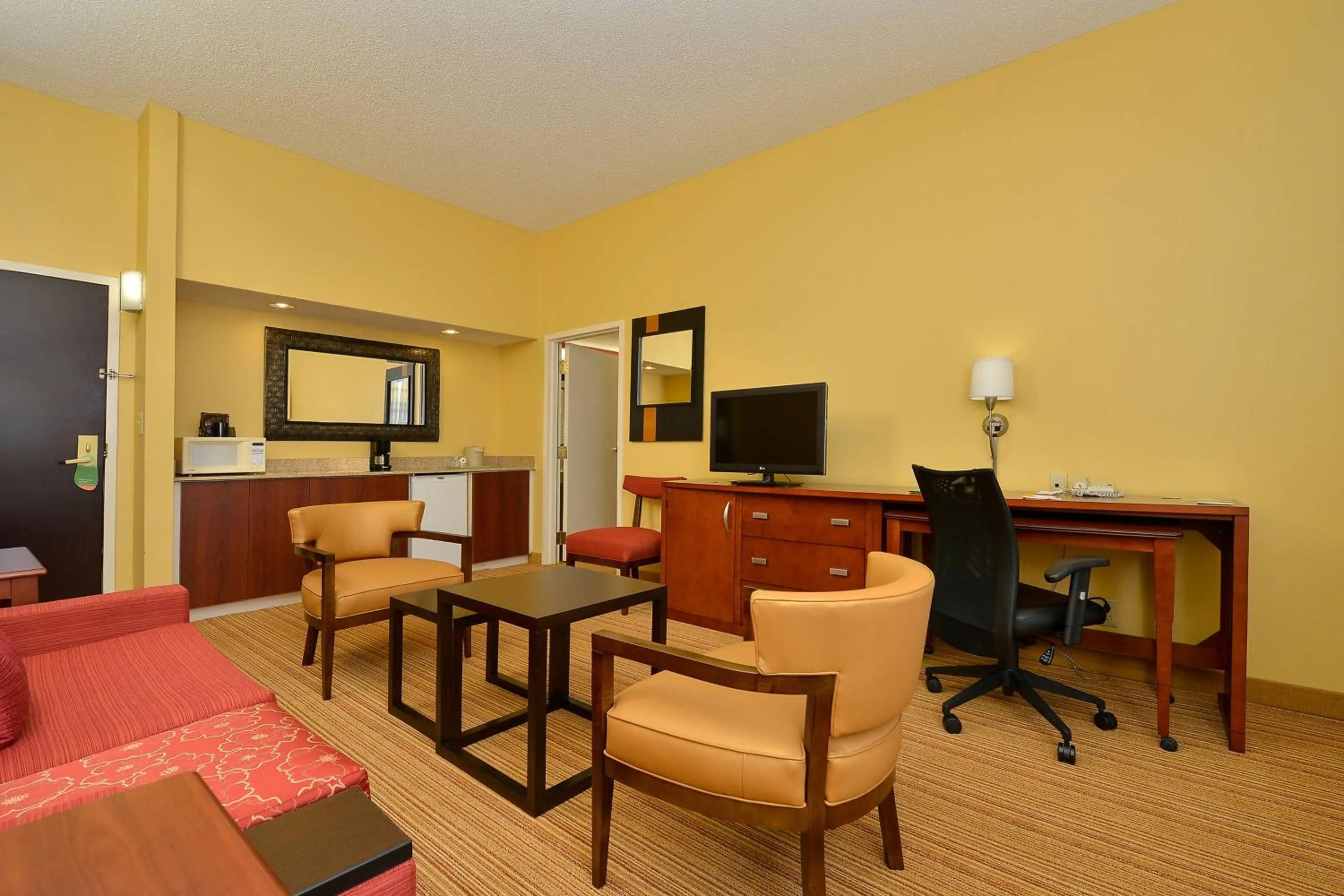 Living room in Courtyard by Marriott Bentonville