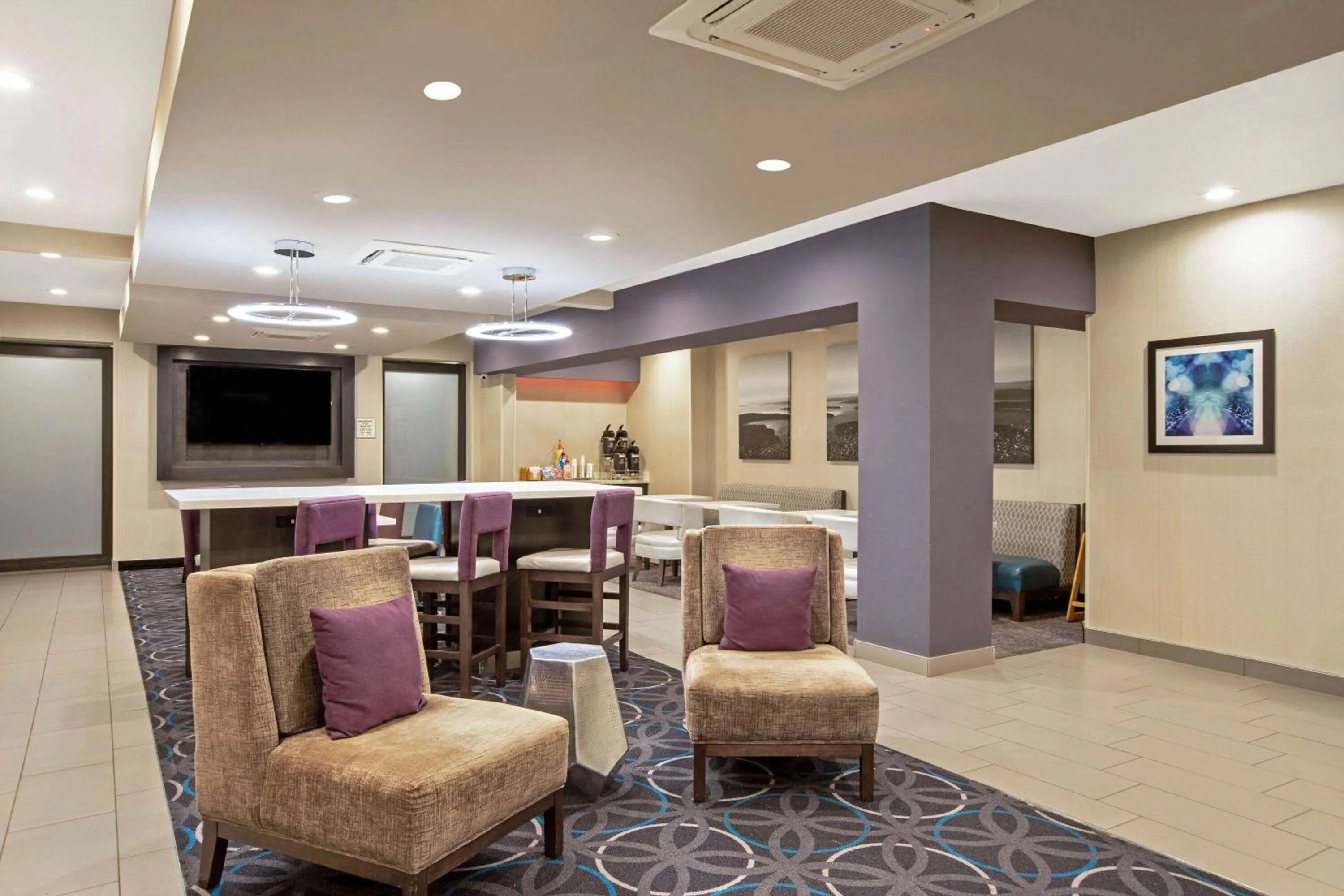 Lobby or reception in La Quinta by Wyndham Fayetteville