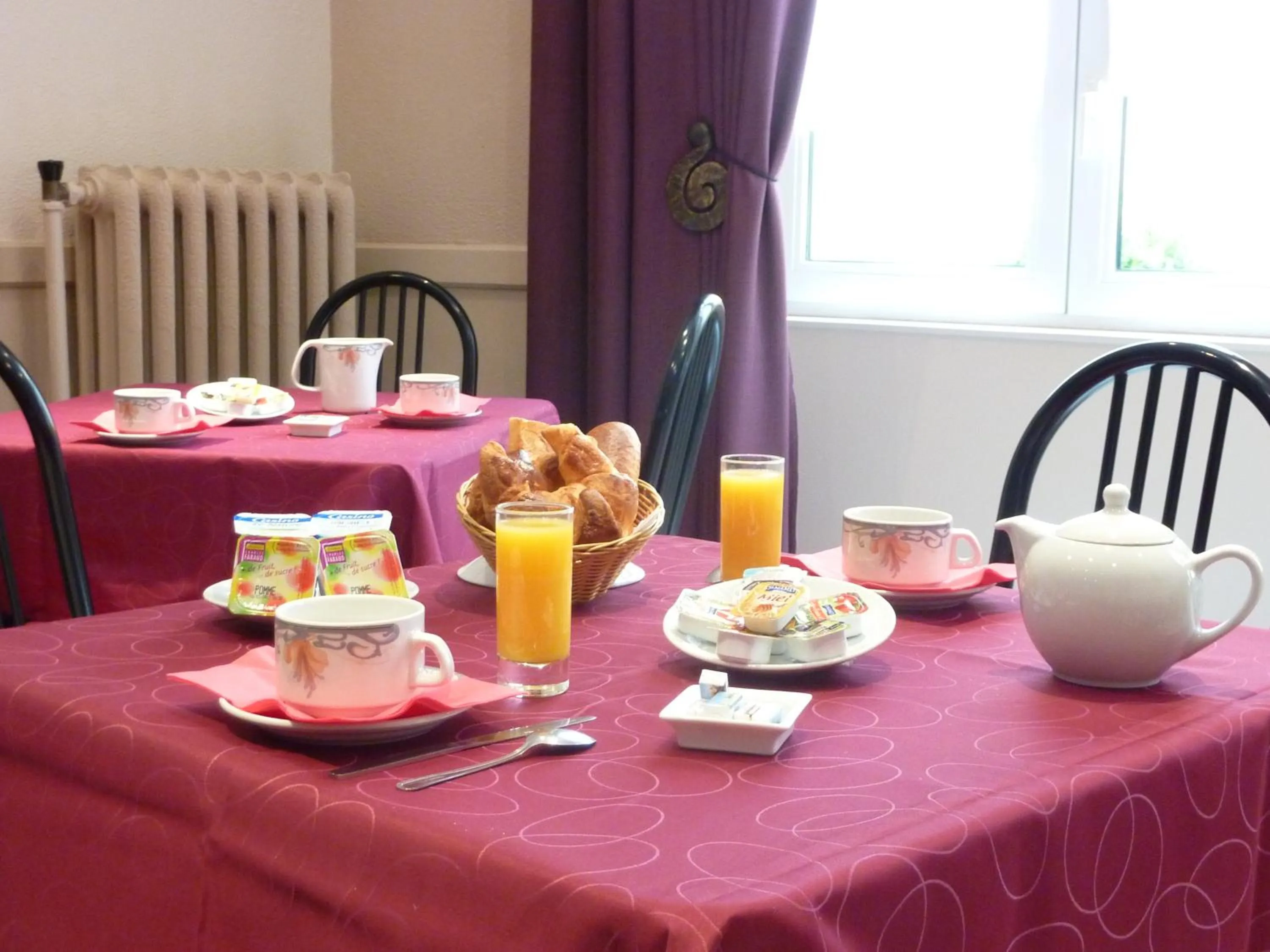 Buffet breakfast in Hotel des Alpes