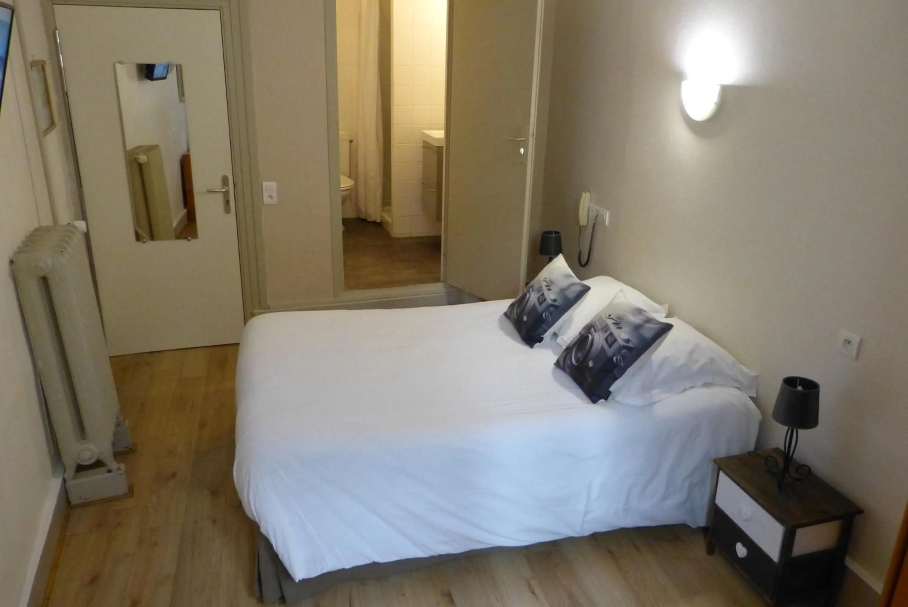Photo of the whole room, Bed in Hotel des Alpes