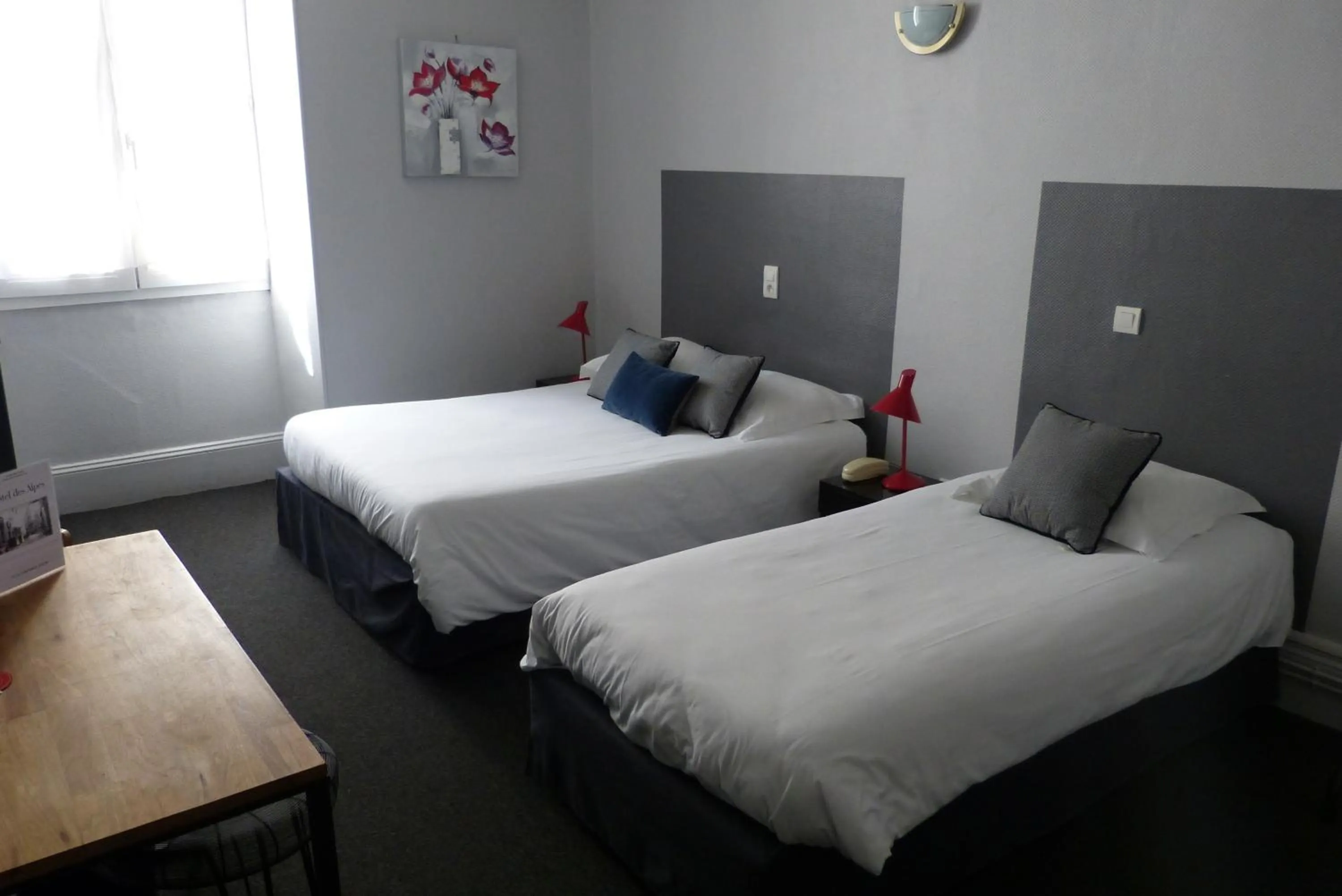 Photo of the whole room, Bed in Hotel des Alpes