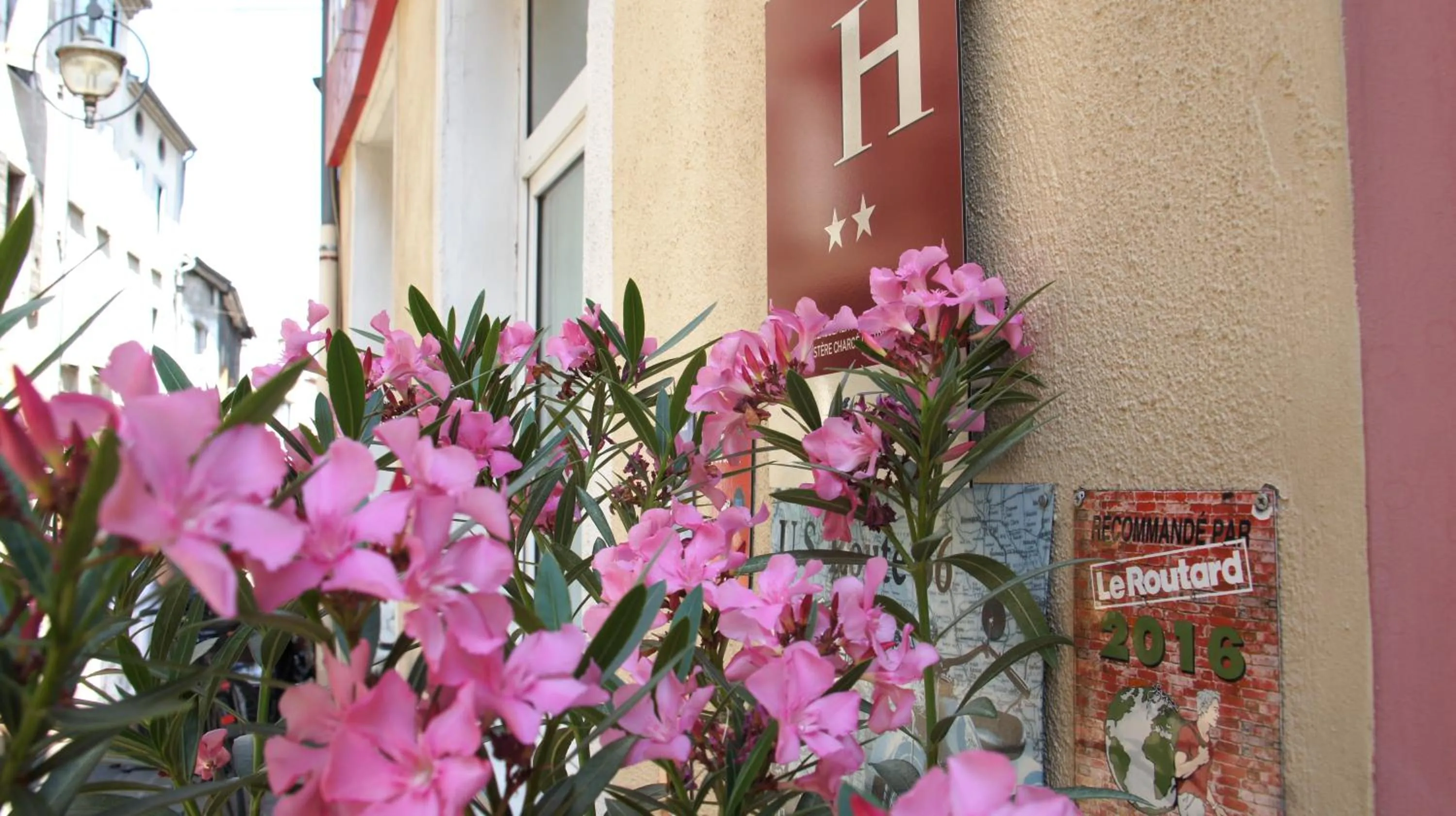 Logo/Certificate/Sign in Hotel des Alpes