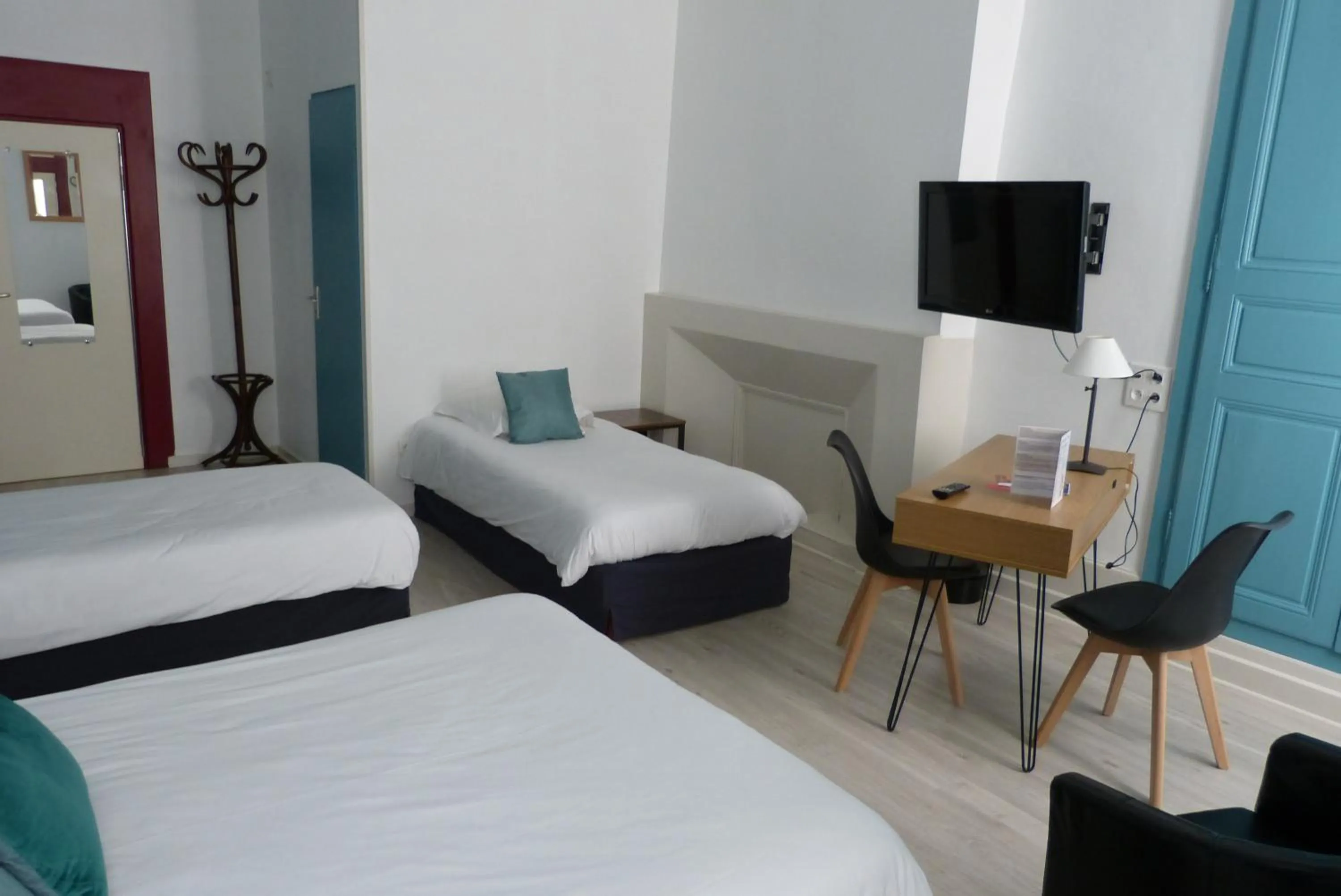 Photo of the whole room, Bed in Hotel des Alpes