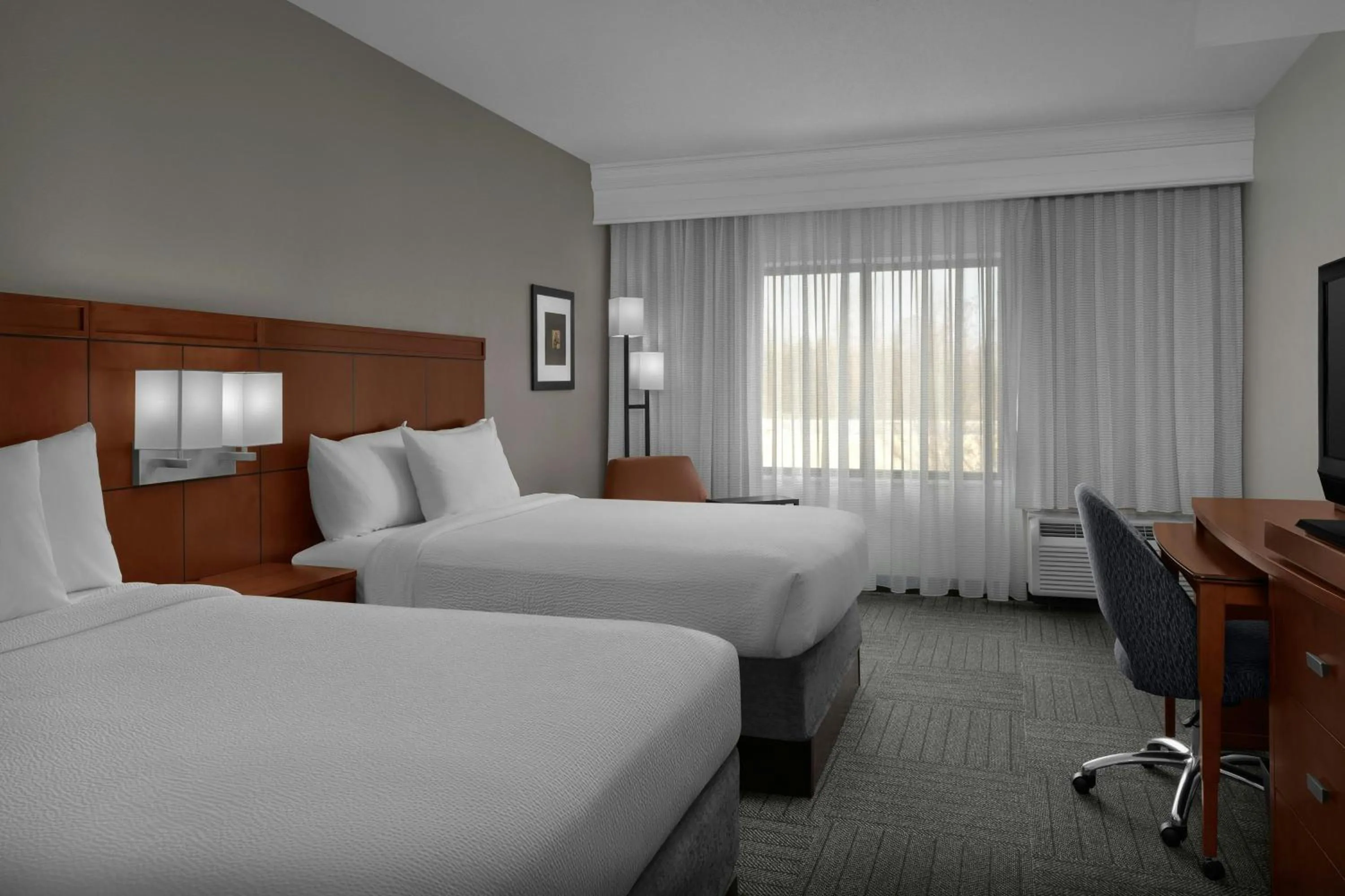 Photo of the whole room, Bed in Courtyard Greensboro Airport