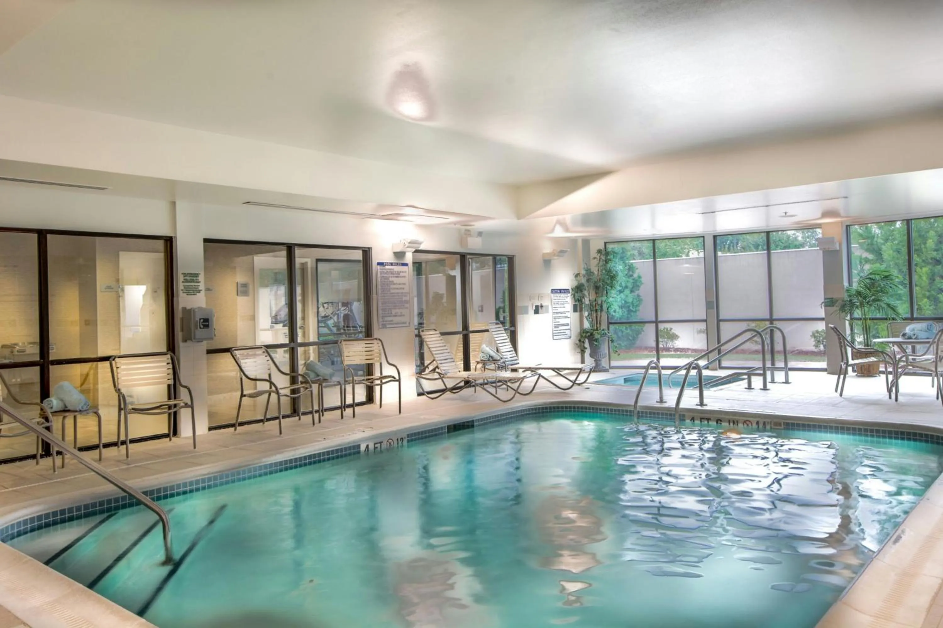 Swimming pool in Courtyard Greensboro Airport