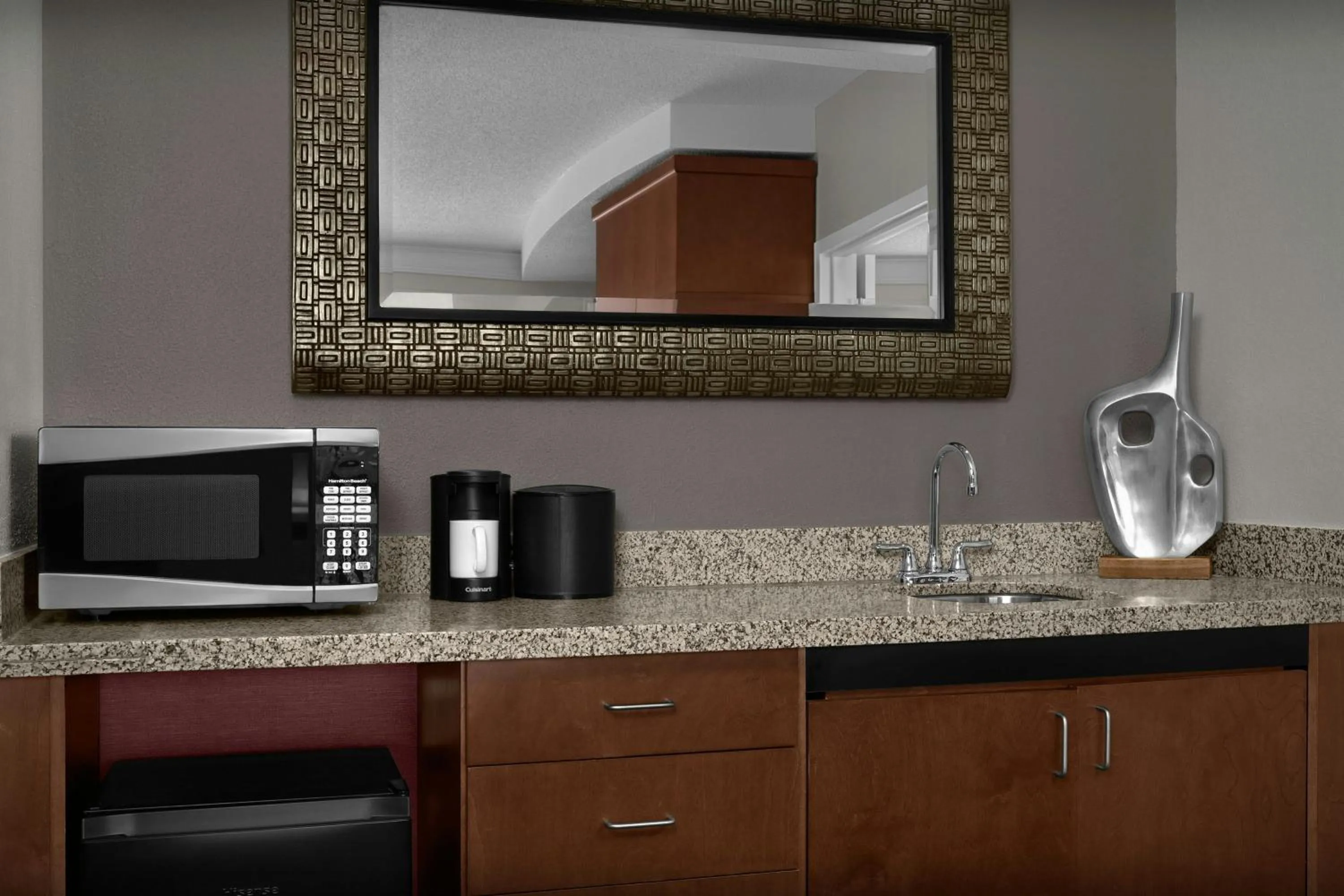 Bedroom in Courtyard Greensboro Airport