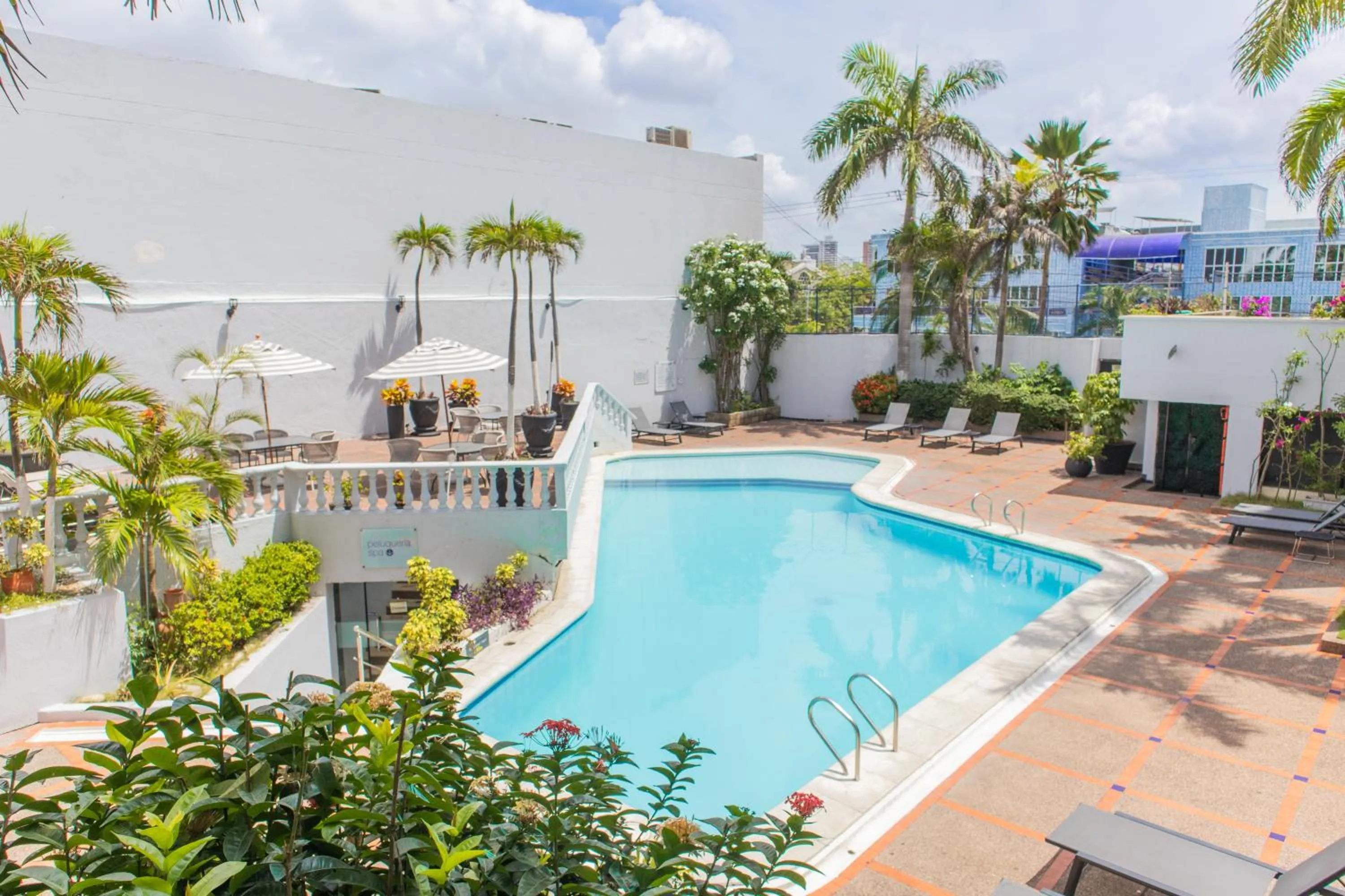 Swimming pool in Hotel Faranda Express Puerta Del Sol Barranquilla, A Member of Radisson Individuals