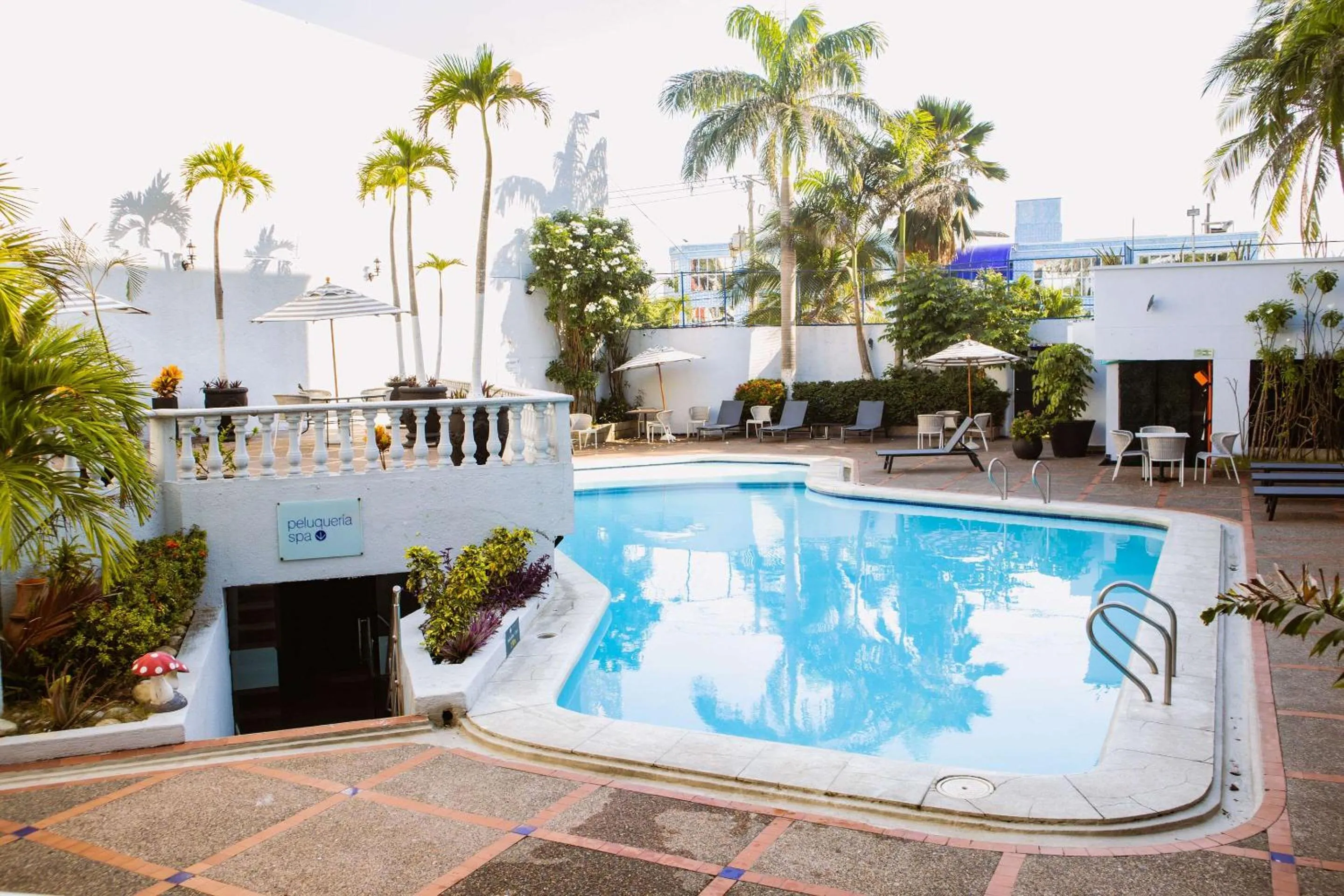 Swimming pool in Hotel Faranda Express Puerta Del Sol Barranquilla, A Member of Radisson Individuals